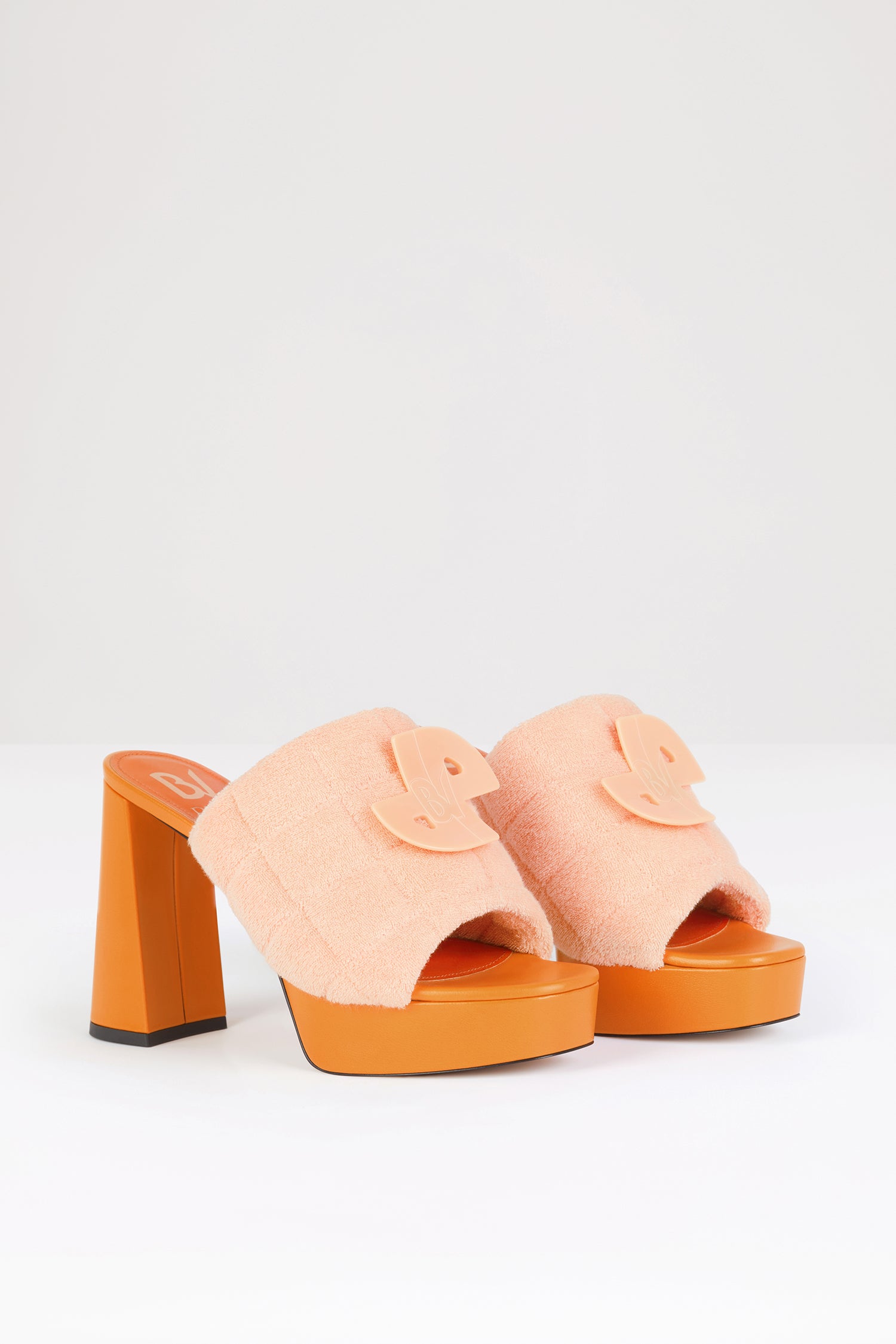 Patou - PADDED ANITA x Bettina Vermillon - Peach - 뮤즈에 걸맞은 매력적인 뮬을 만나보세요.아브리콧 오렌지 컬러의 코튼 테리 소재. 파리의 슈즈 브랜드 베티나 버밀론(Bettina Vermillon)과의 특별한 콜라보레이션. JPBV 아플리케 장식 웨이브 퀼팅 어퍼. 11cm 블록 힐.