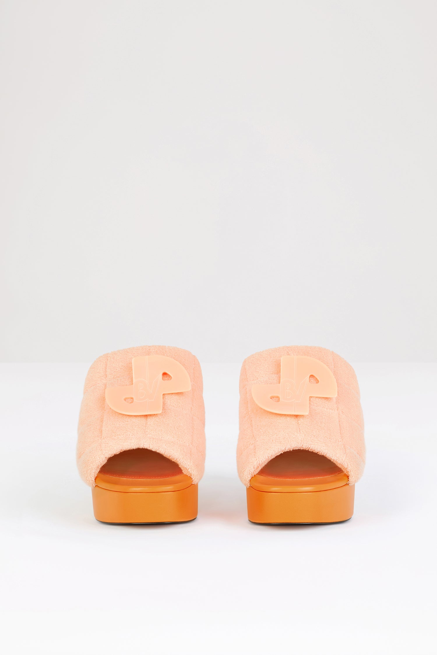 Patou - PADDED ANITA x Bettina Vermillon - Peach - 뮤즈에 걸맞은 매력적인 뮬을 만나보세요.아브리콧 오렌지 컬러의 코튼 테리 소재. 파리의 슈즈 브랜드 베티나 버밀론(Bettina Vermillon)과의 특별한 콜라보레이션. JPBV 아플리케 장식 웨이브 퀼팅 어퍼. 11cm 블록 힐.