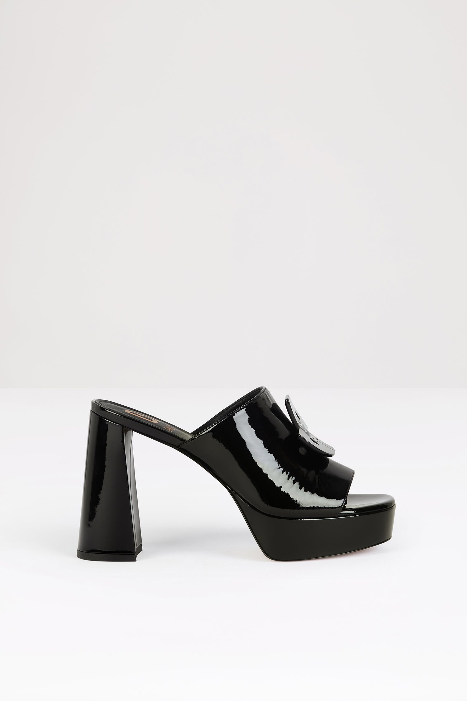 Patou - GLOSSY ANITA x Bettina Vermillon - Black - Nuove mule per nuove muse.Mule in pelle verniciata nera. Da una collaborazione speciale con la maison parigina Bettina Vermillon. Dettaglio JPBV sul sopra. Tacco largo di 11 cm.