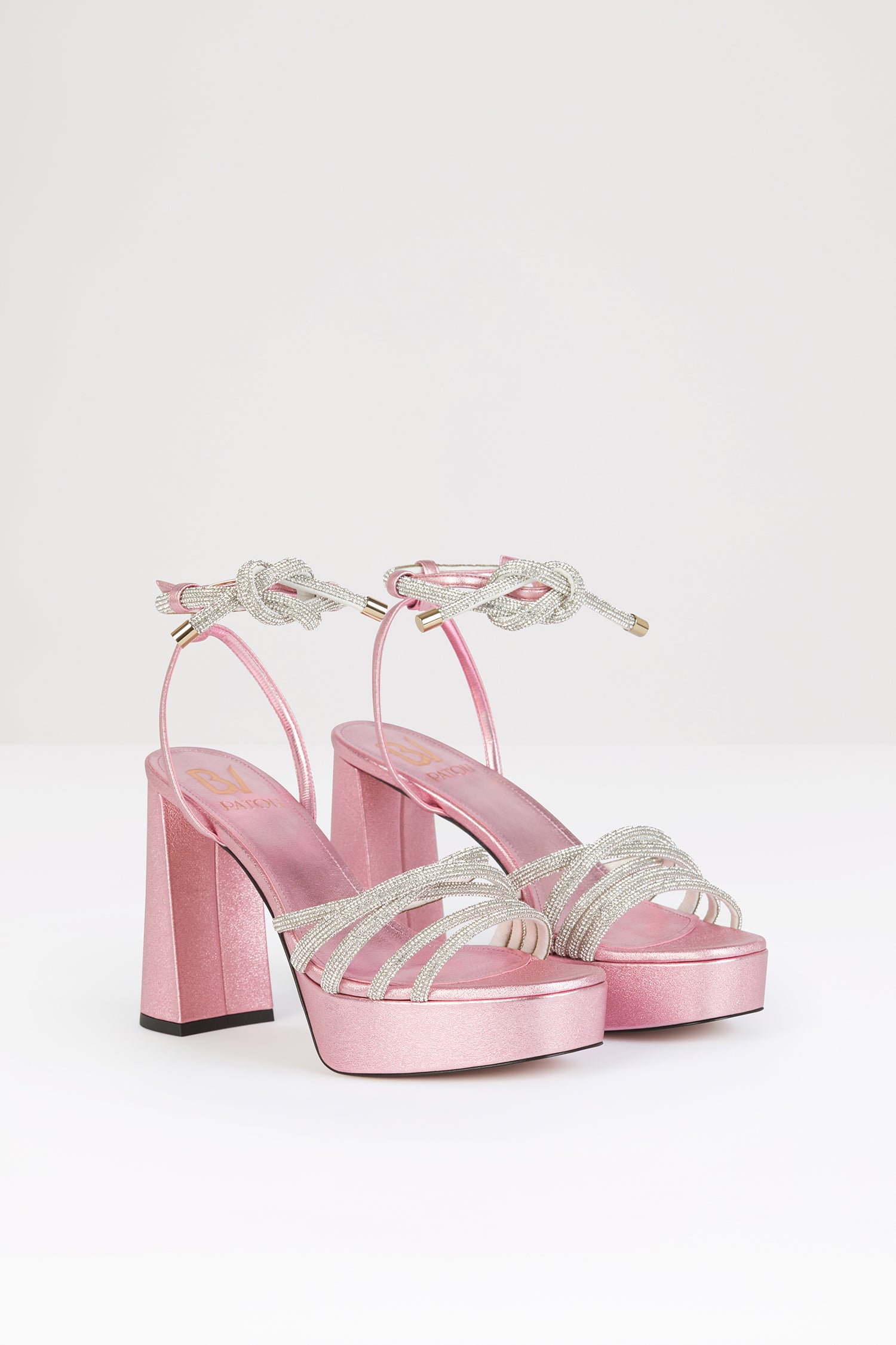 Patou - BABSY CRYSTAL x Bettina Vermillon - Pink - Ein ganz besonderer Glanz.Rosafarbene Ledersandalen. Aus einer besonderen Partnerschaft mit der Pariser Schuhmacherin Bettina Vermillon. Riemen mit Kristallverzierung. Doppelter Knöchelriemen mit Schnallenverschluss. 11 cm Blockabsatz.