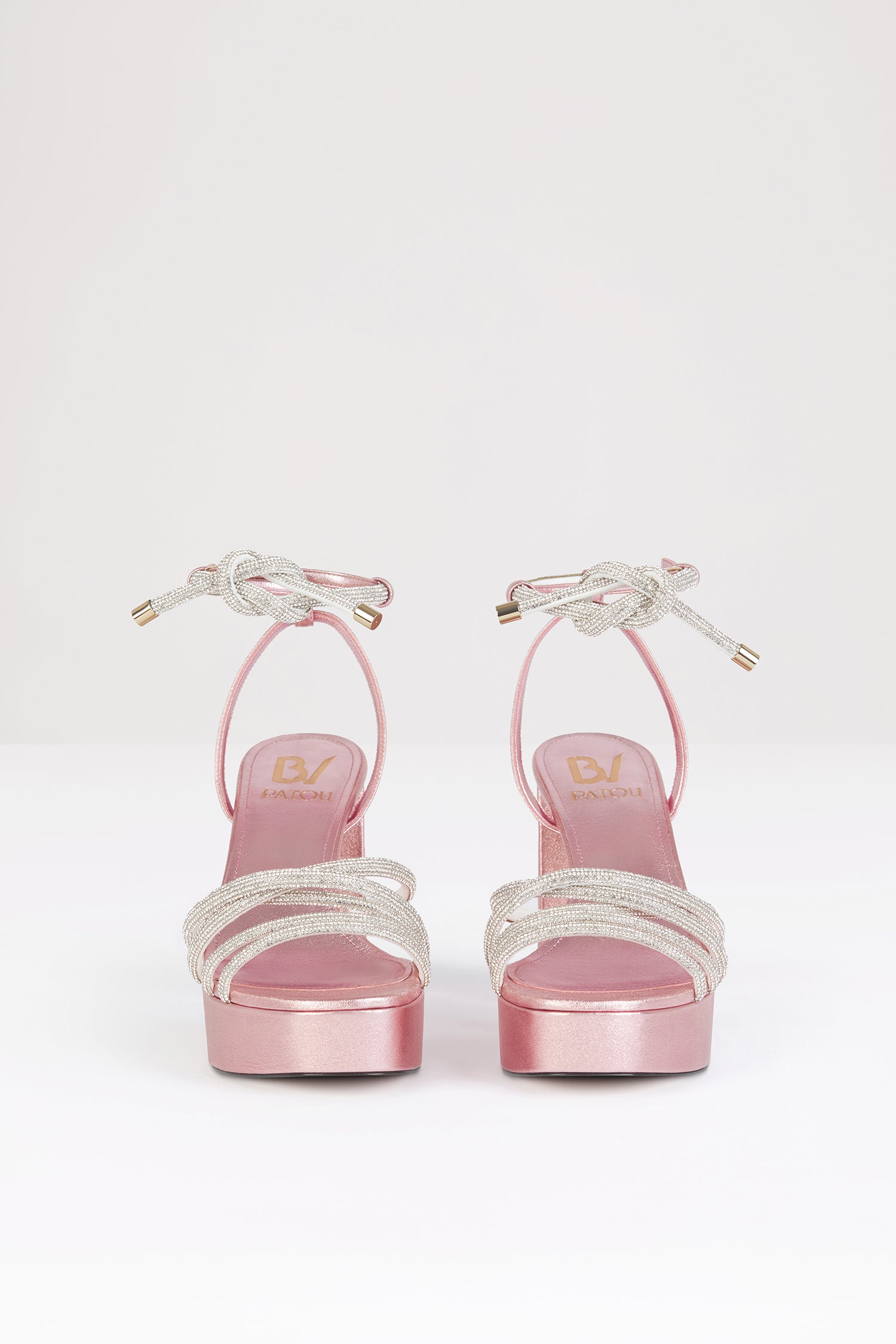Patou - BABSY CRYSTAL x Bettina Vermillon - Pink - Ein ganz besonderer Glanz.Rosafarbene Ledersandalen. Aus einer besonderen Partnerschaft mit der Pariser Schuhmacherin Bettina Vermillon. Riemen mit Kristallverzierung. Doppelter Knöchelriemen mit Schnallenverschluss. 11 cm Blockabsatz.