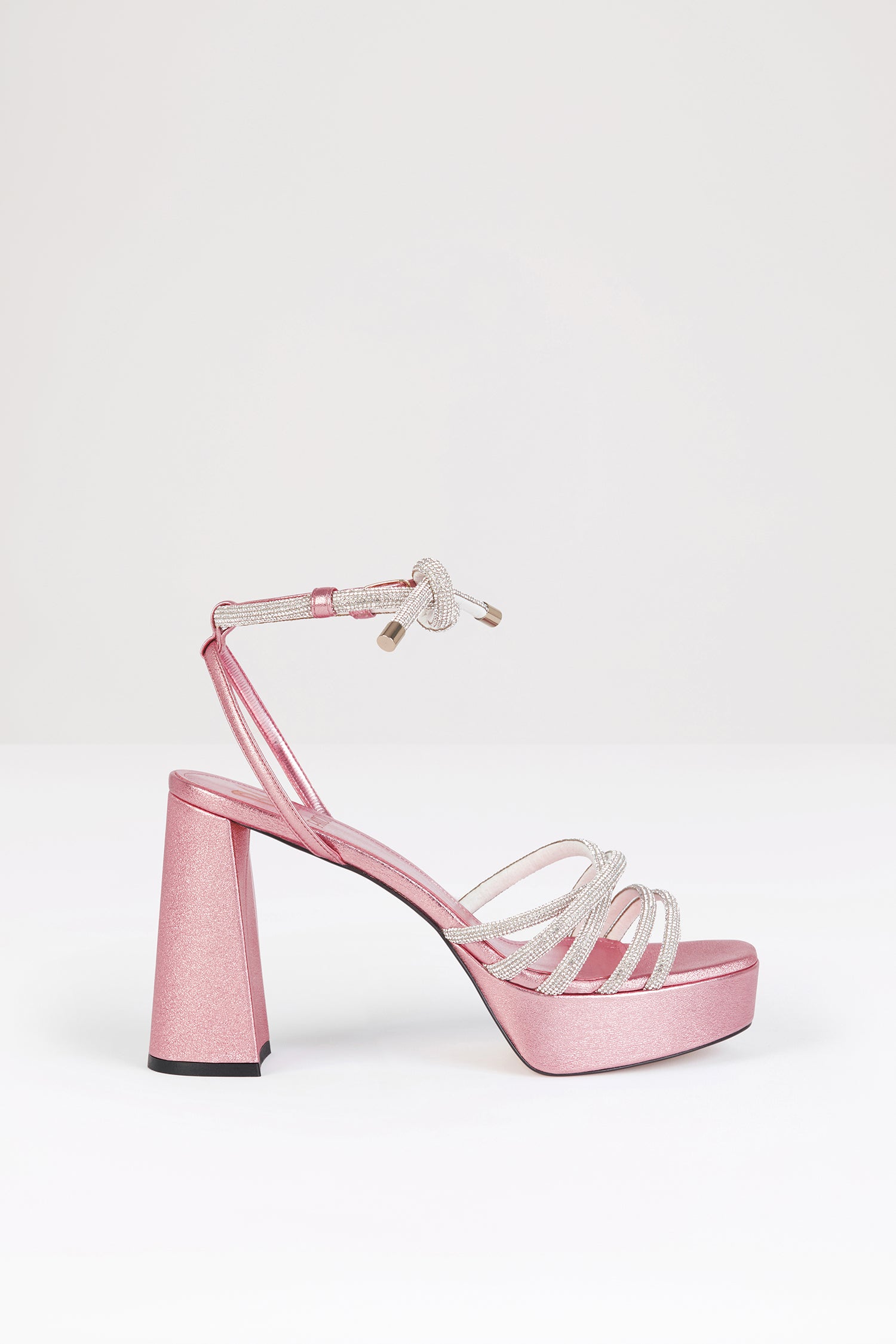 Patou - BABSY CRYSTAL x Bettina Vermillon - Pink - Ein ganz besonderer Glanz.Rosafarbene Ledersandalen. Aus einer besonderen Partnerschaft mit der Pariser Schuhmacherin Bettina Vermillon. Riemen mit Kristallverzierung. Doppelter Knöchelriemen mit Schnallenverschluss. 11 cm Blockabsatz.