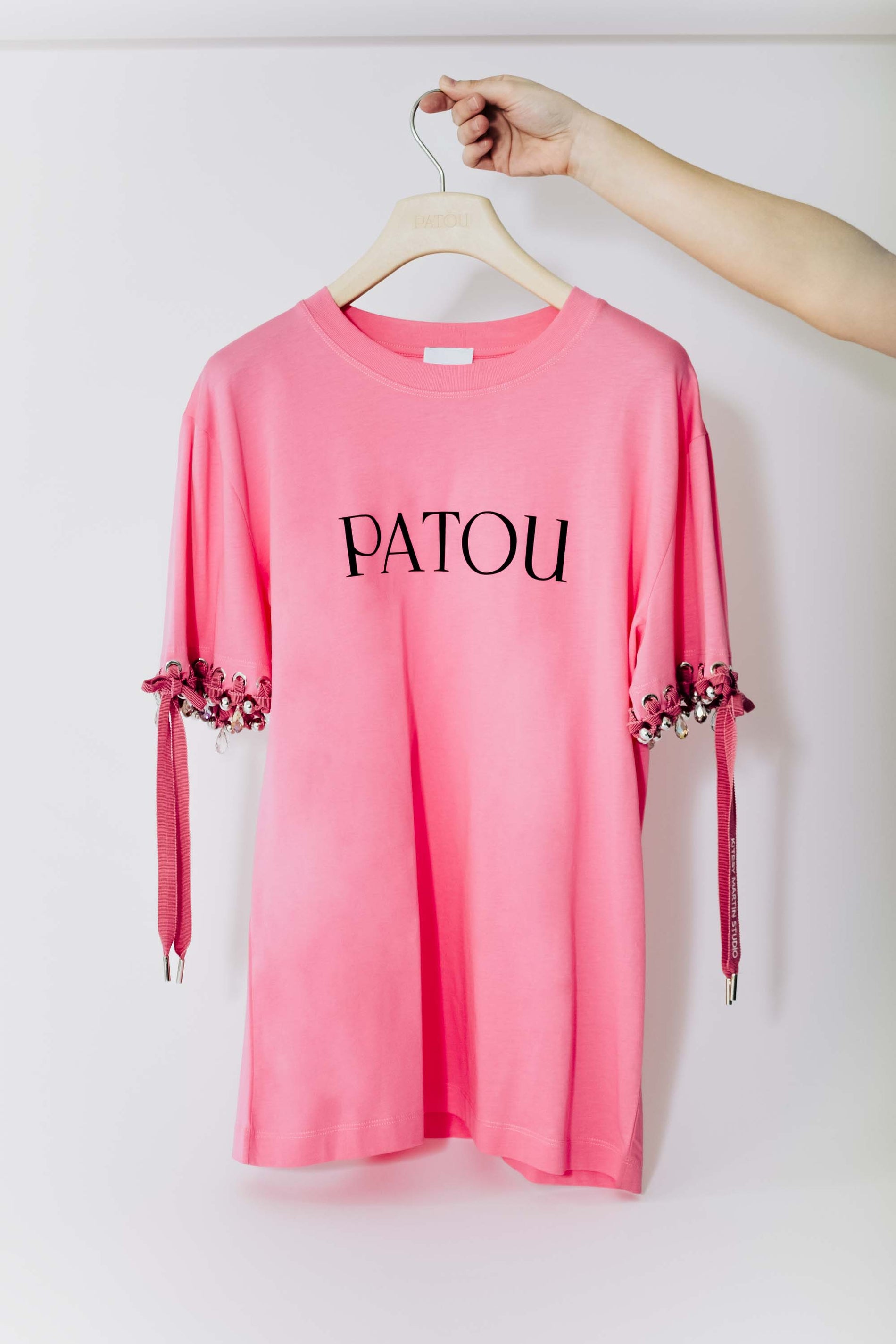 Patou - Patou Upcycling t-shirt en coton bio - Hot Pink - Pour son premier lancement, Patou s’est associé avec Kitesy Martin Studio.T-shirt en coton bio rose vif. Col rond, coupe classique. Logo Patou sur le devant.Édition Limitée.