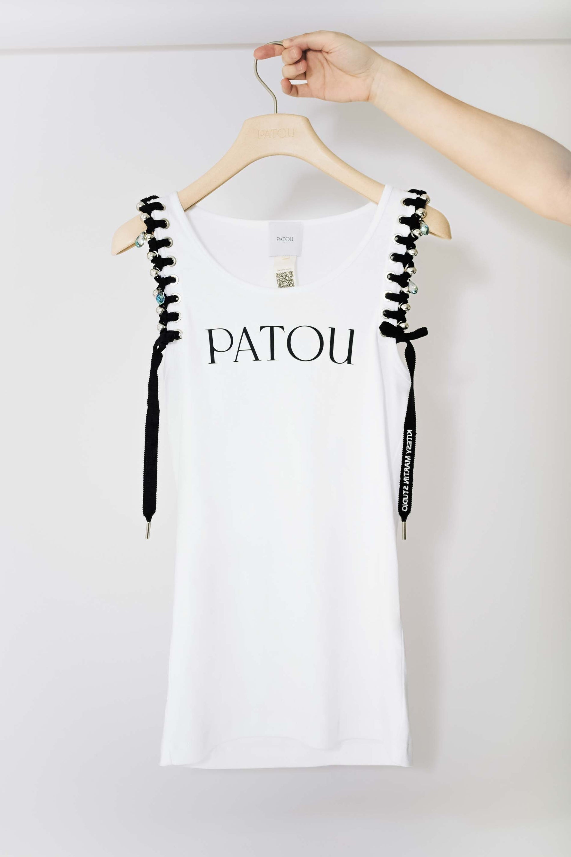 Patou - Patou Upcycling débardeur en coton bio - Black - Pour son premier lancement, Patou s’est associé avec Kitesy Martin Studio.Débardeur près du corps en coton bio blanc. Logo Patou sur le devant, monogramme à l'arrière.Édition Limitée.
