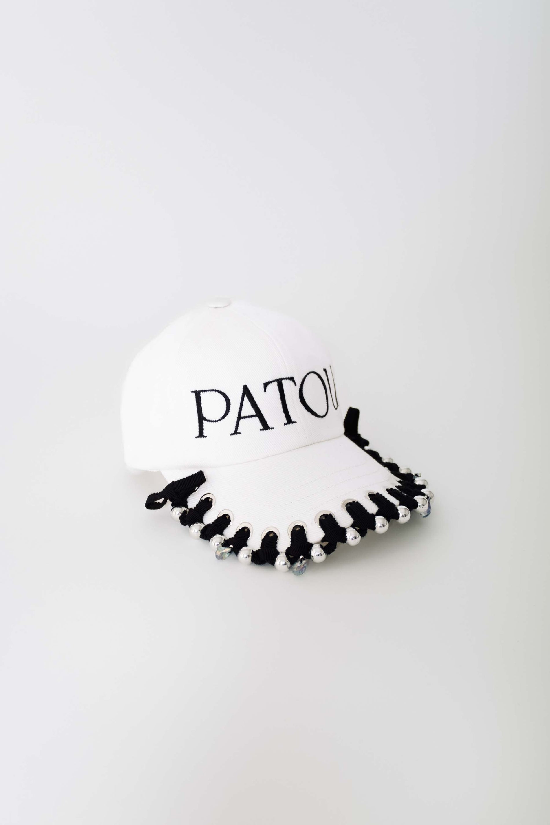 Patou - Patou Upcycling casquette en coton - Black - Pour son premier lancement, Patou s’est associé avec Kitesy Martin Studio.Casquette en coton couleur crème. Patou noir à l'avant. Modèle unisexe.Taille S : circonférence 55 cmTaille M : circonférence 57 cmTaille L : circonférence 59 cmÉdition Limitée.