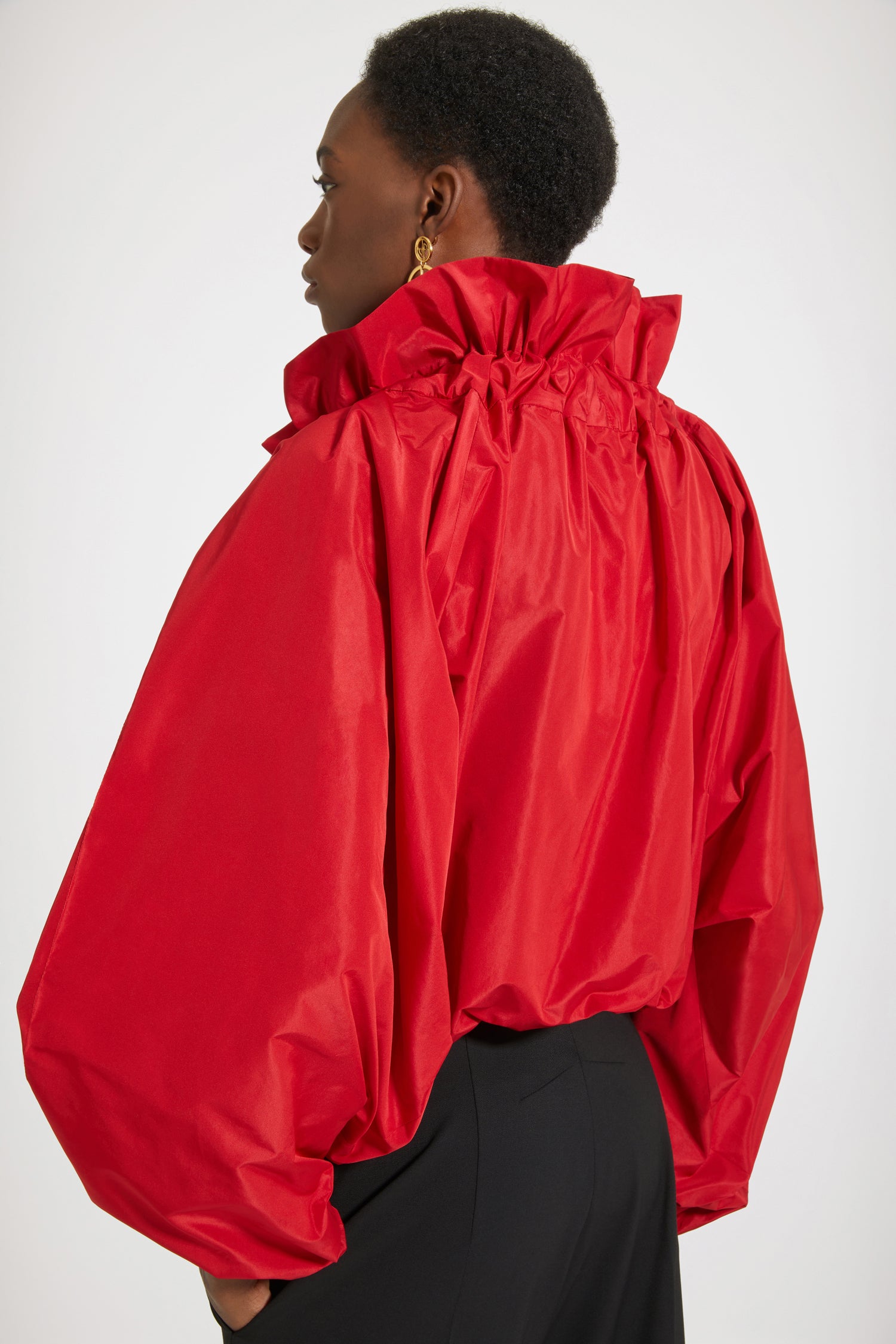 Patou - Haut à manches bouffantes en faille recyclée - Lipstick Red - Encolure fermée ou épaules dénudées ? Chez Patou on veut tout !Haut en faille recyclée rouge lipstick. Silhouette volumineuse. Col à coulisse avec détail de fronce et gros-grain. Manches chauve-souris resserrées aux poignets. Taille élastiquée.