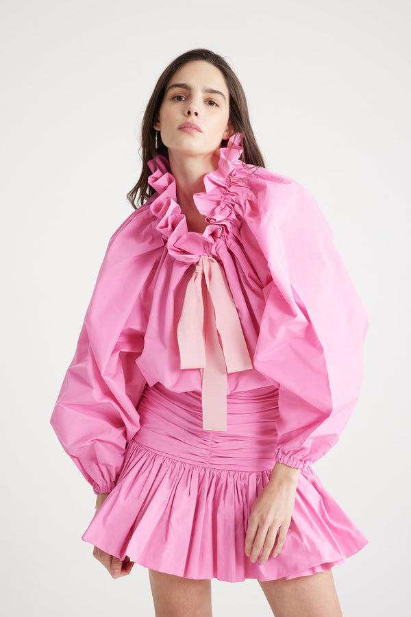 Patou - La Patou Blouse en faille recyclée - Pink - Haut en faille recyclée rose. Silhouette volumineuse. Col à coulisse avec détail de fronce et gros-grain. Manches chauve-souris resserrées aux poignets. Taille élastiquée.
