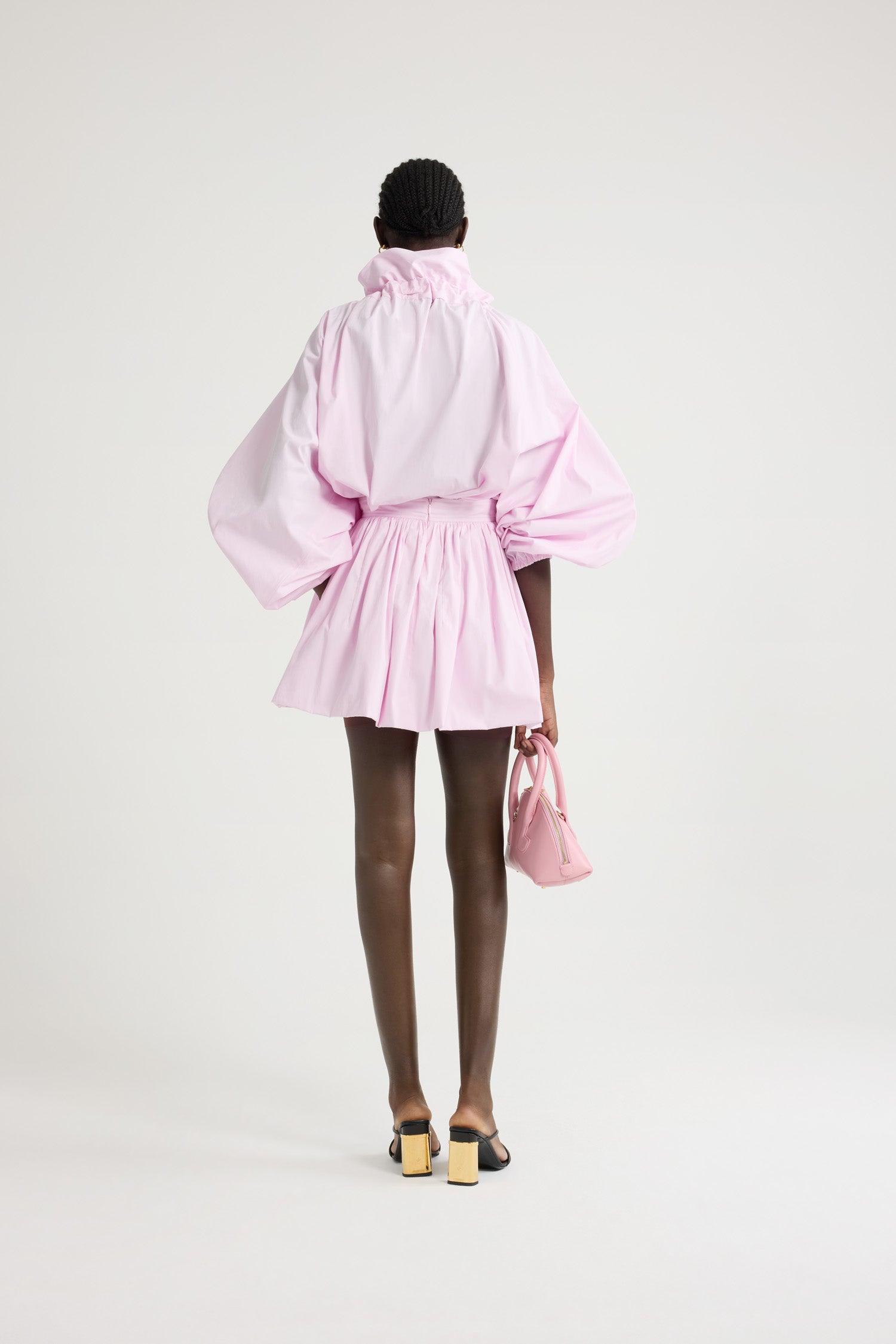 Patou - Top con maniche a palloncino in cotone bio - Primrose Pink - Top in cotone bio rosa. Vestibilità oversize. Può essere indossato chiuso sul collo o in modo da scoprire le spalle. Collo con dettaglio di balza sul fronte e coulisse in grosgrain. Maniche a pipistrello con polsini elasticizzati. Vita elasticizzata.