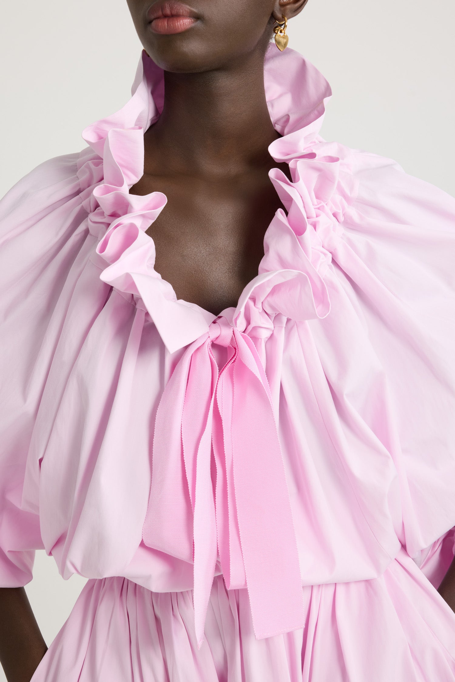 Patou - Top con maniche a palloncino in cotone bio - Primrose Pink - Top in cotone bio rosa. Vestibilità oversize. Può essere indossato chiuso sul collo o in modo da scoprire le spalle. Collo con dettaglio di balza sul fronte e coulisse in grosgrain. Maniche a pipistrello con polsini elasticizzati. Vita elasticizzata.