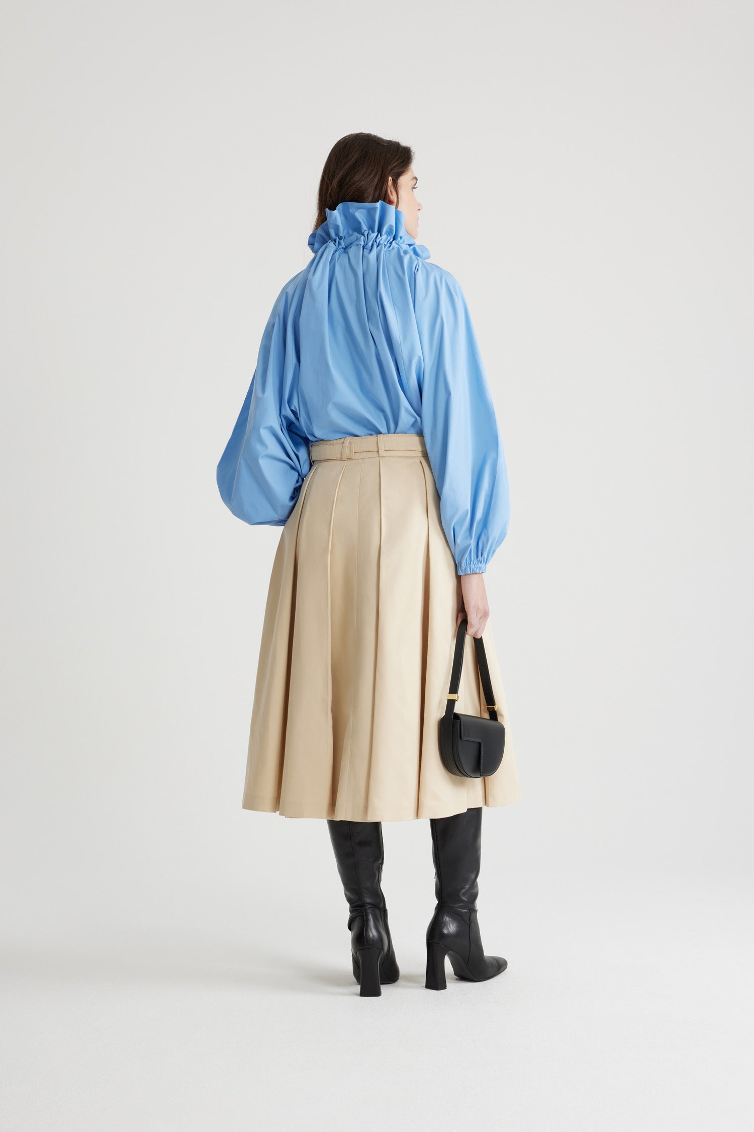 Patou - オーガニックコットン アイコニック ドローストリング トップス - Airy Blue - エアリーブルーのオーガニックコットンポプリン製トップ。ネックで結んでもオフショルダーでも着用可能なハイボリューム シルエット。フロントにフラウンスをあしらったドローストリングカラー、ロンググログランタイ付き。袖口に伸縮性があるバットウィングスリーブ。伸縮性があるウエスト。