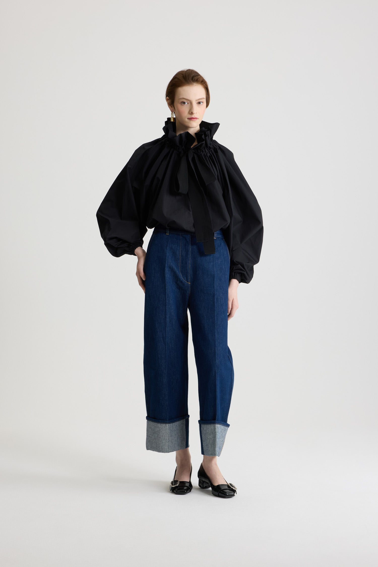 Patou - La Patou Blouse en popeline de coton bio - Black - Blouse en coton bio noir. Silhouette volumineuse à porter de deux façons : nouée au col ou découvrant les épaules. Col à coulisse avec détail de fronce et gros-grain. Manches chauve-souris resserrées aux poignets. Taille élastiquée.