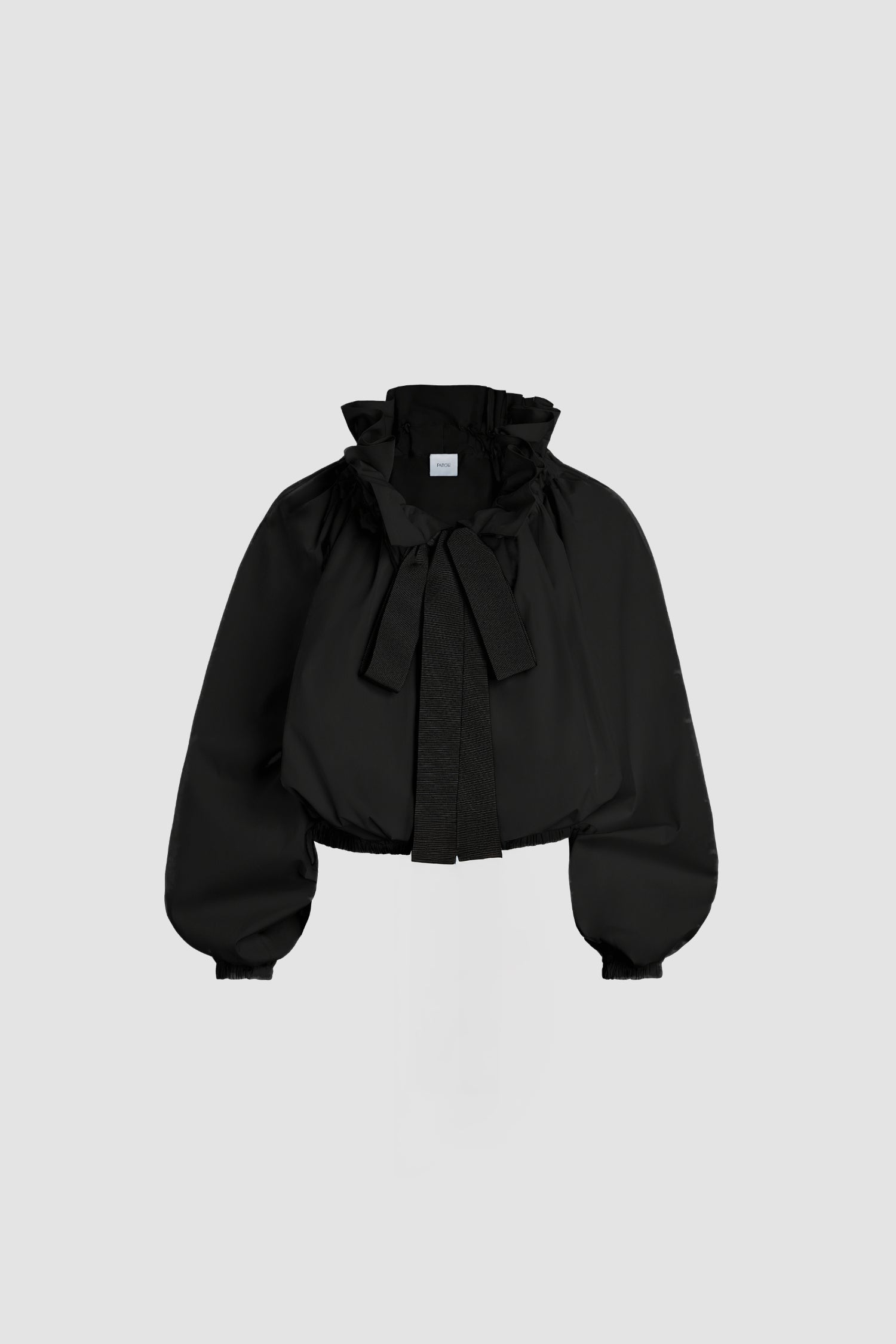 Patou - La Patou Blouse aus Bio-Baumwollpopeline - Black - Top aus Bio-Baumwolle in Schwarz. Voluminöser Schnitt, kann um den Hals oder um die bloßen Schultern geknotet getragen werden. Tunnelzugkragen mit Volant vorne und langen Bändern aus Ripsband. Fledermausärmel mit elastischen Bundabschlüssen. Elastischer Taillenbund.