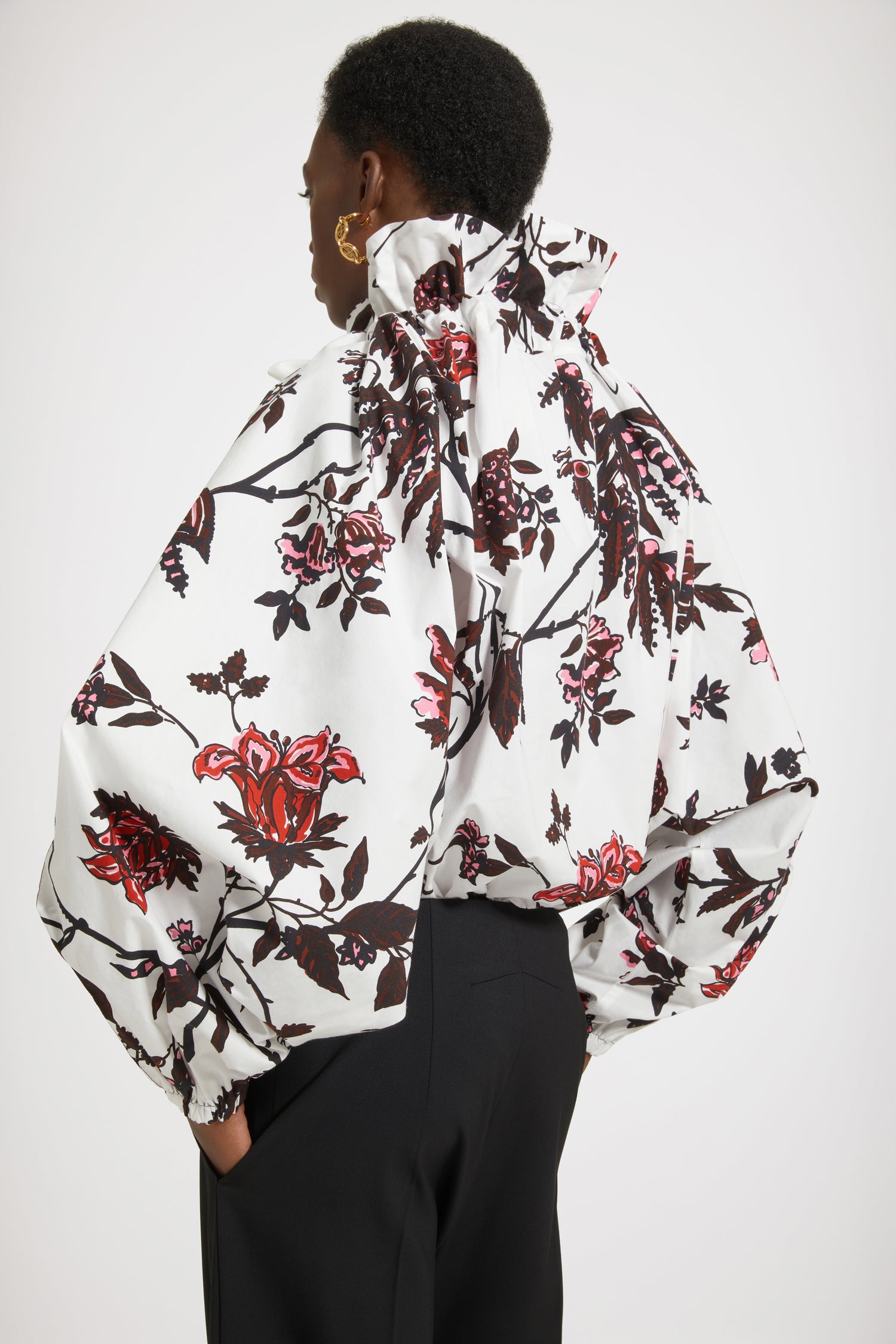 Patou - Top in cotone bio stampato con maniche a palloncino - Indian Winter - Collo alto o spalla scoperta? Il top Patou da indossare come decidi tu.Top in cotone stampato bio. Fantasia floreale Inverno Indiano. Vestibilità oversize. Può essere indossato chiuso sul collo o in modo da scoprire le spalle. Collo con dettaglio di balza sul fronte e coulisse in grosgrain. Maniche a pipistrello con polsini elasticizzati. Vita elasticizzata.