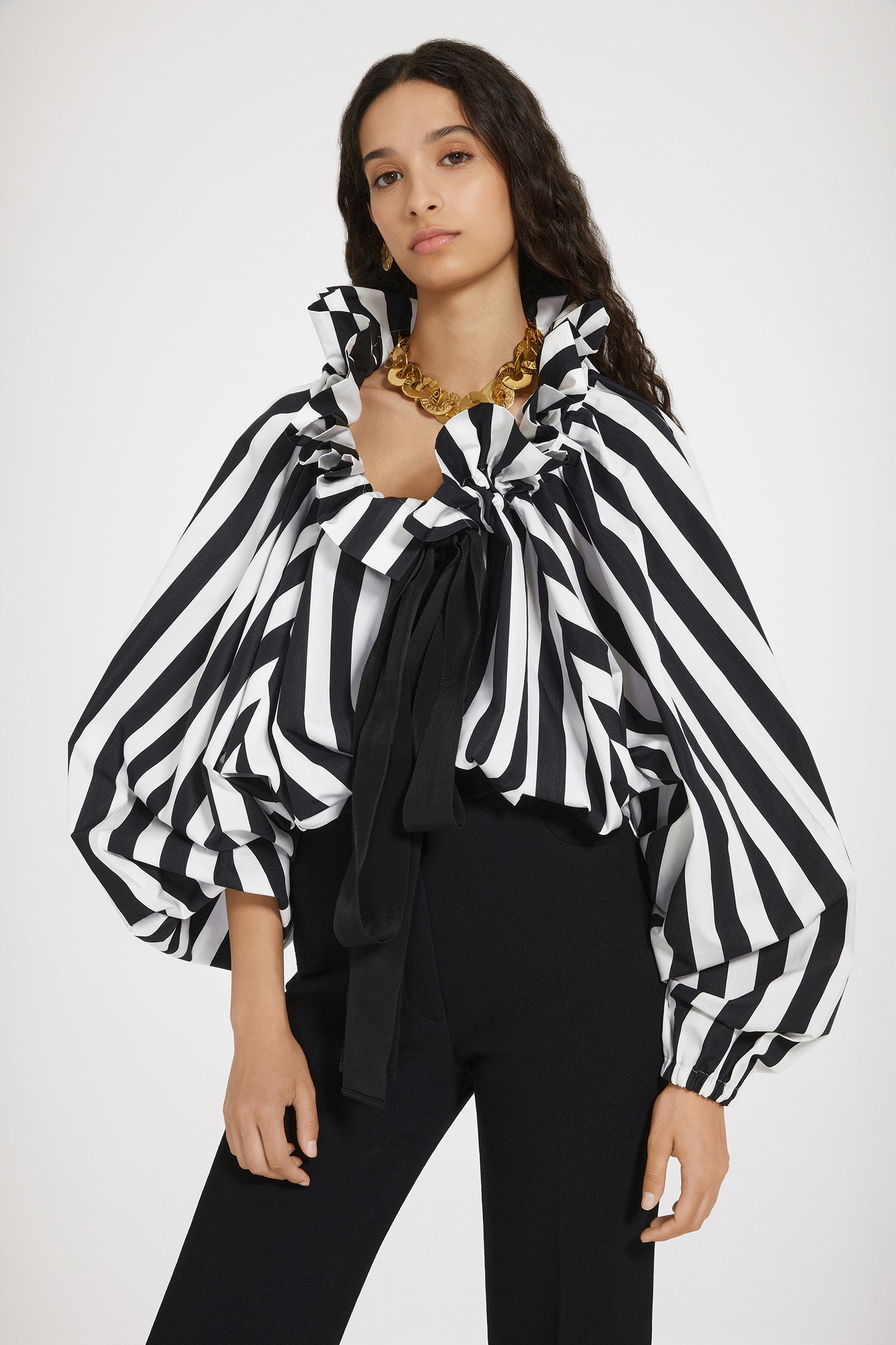 Patou - Top in cotone bio stampato con maniche a palloncino - Mix Black Large Stripes - Collo alto o spalla scoperta? Il top Patou da indossare come decidi tu.Top in cotone stampato bio. Righe bianche e nere. Vestibilità oversize. Può essere indossato chiuso sul collo o in modo da scoprire le spalle. Collo con dettaglio di balza sul fronte e coulisse in grosgrain. Maniche a pipistrello con polsini elasticizzati. Vita elasticizzata.