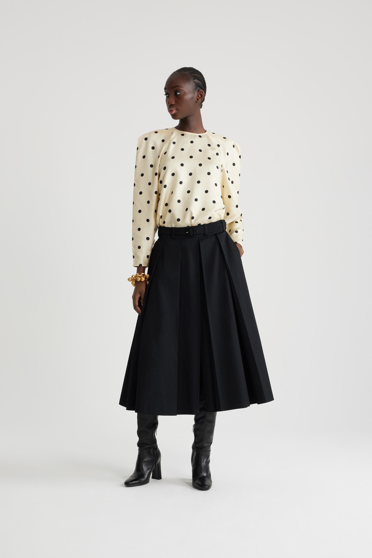 Patou - プリントオーガニックシルク スクエアショルダー トップ - Angora Dots - アンゴラオフホワイトのオーガニックシルク製トップス。水玉模様。ラウンドネック。角張ったショルダーデザイン。ラグランスリーブ。背中と袖口にボタン留め。