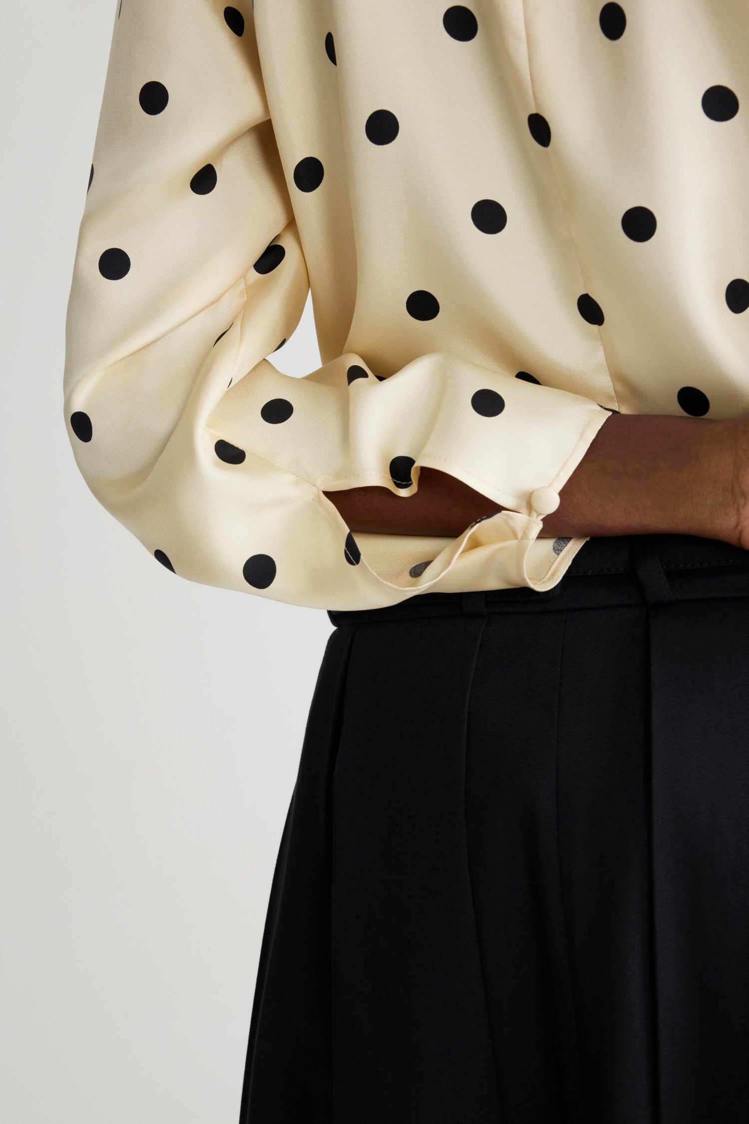 Patou - Square shoulder top in printed organic silk - Angora Dots - Angora off-white organic silk top. Polka dot print. Round neck. Square shoulders. Raglan sleeves. Button fastening at the back and cuffs.