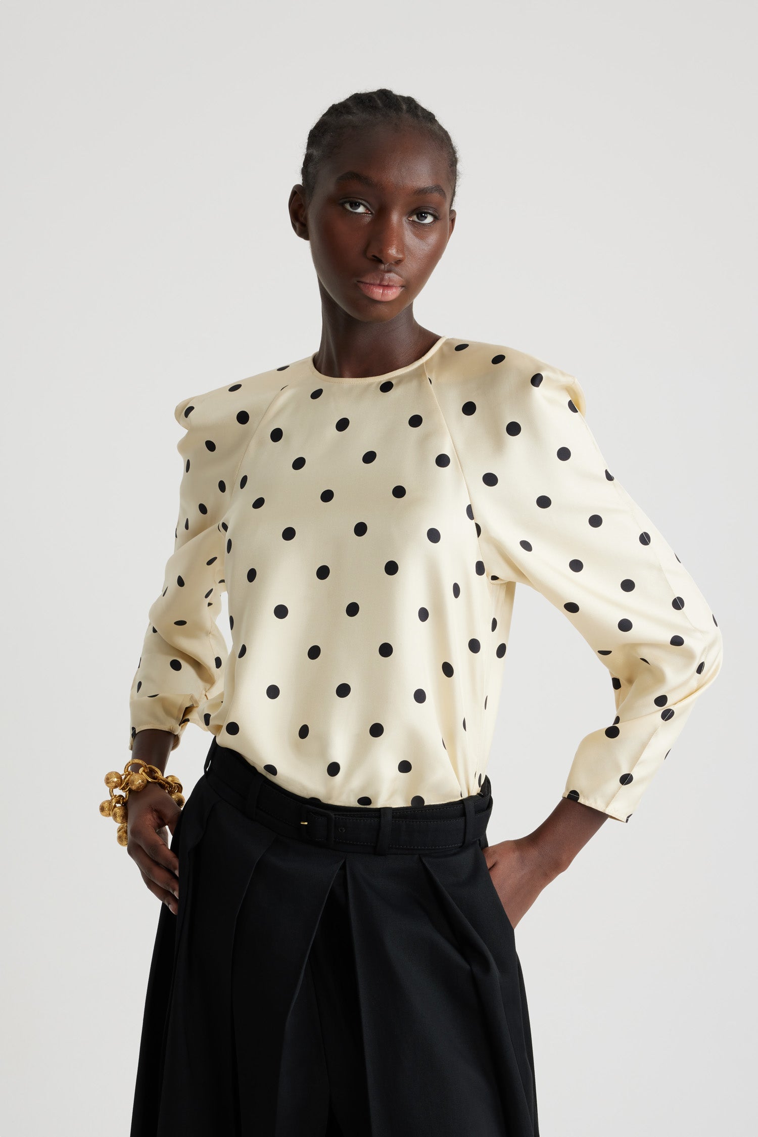 Patou - プリントオーガニックシルク スクエアショルダー トップ - Angora Dots - アンゴラオフホワイトのオーガニックシルク製トップス。水玉模様。ラウンドネック。角張ったショルダーデザイン。ラグランスリーブ。背中と袖口にボタン留め。
