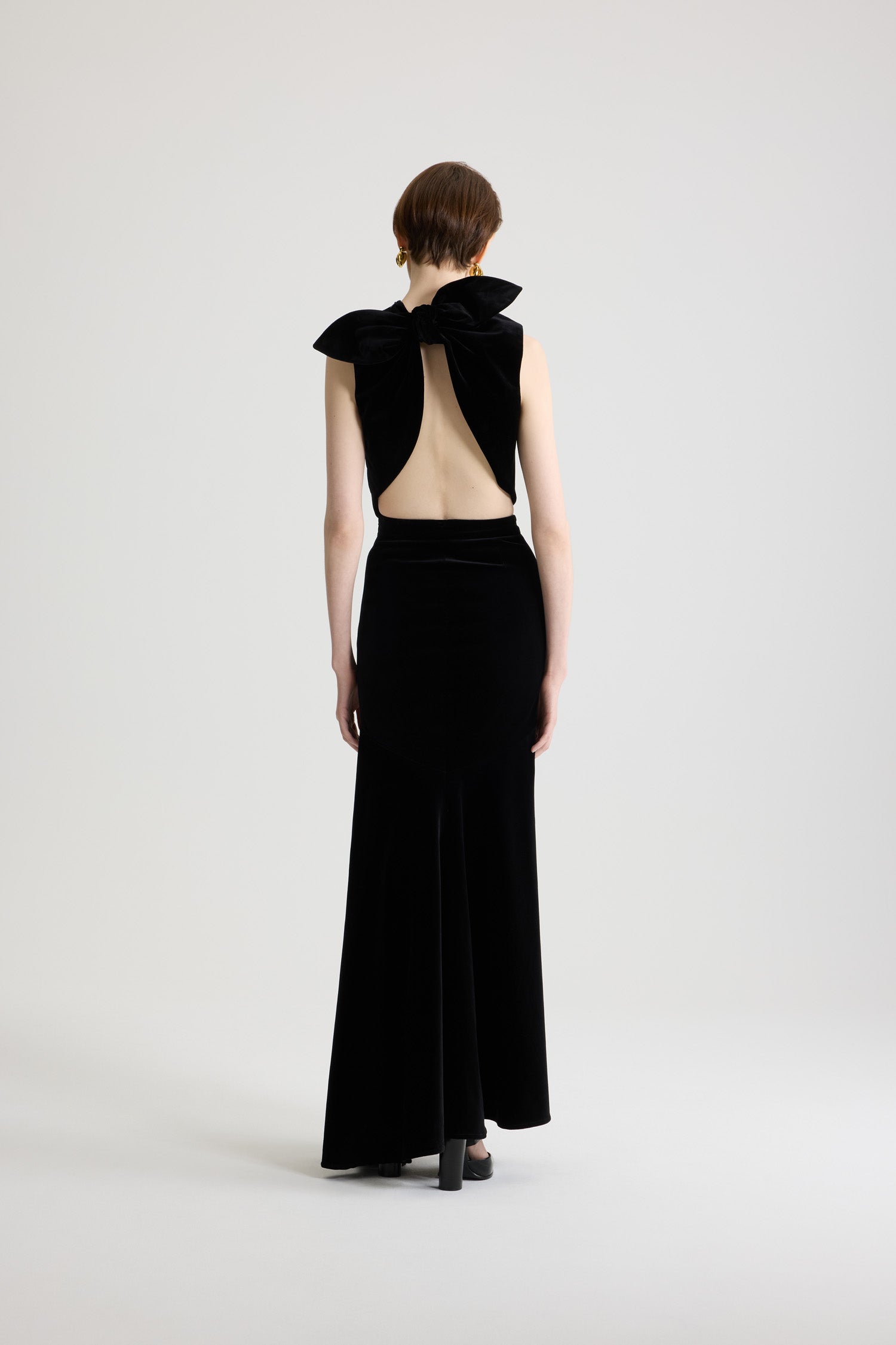Patou - Top foulard in cotone biologico - Black - Top nero in velluto di cotone biologico. Taglio corto. Schiena spaccata con chiusura a nodo. Questo capo fa parte della Capsule "Evening", ideata da Guillaume Henry: per immortalare le occasioni speciali con stile e raffinatezza.