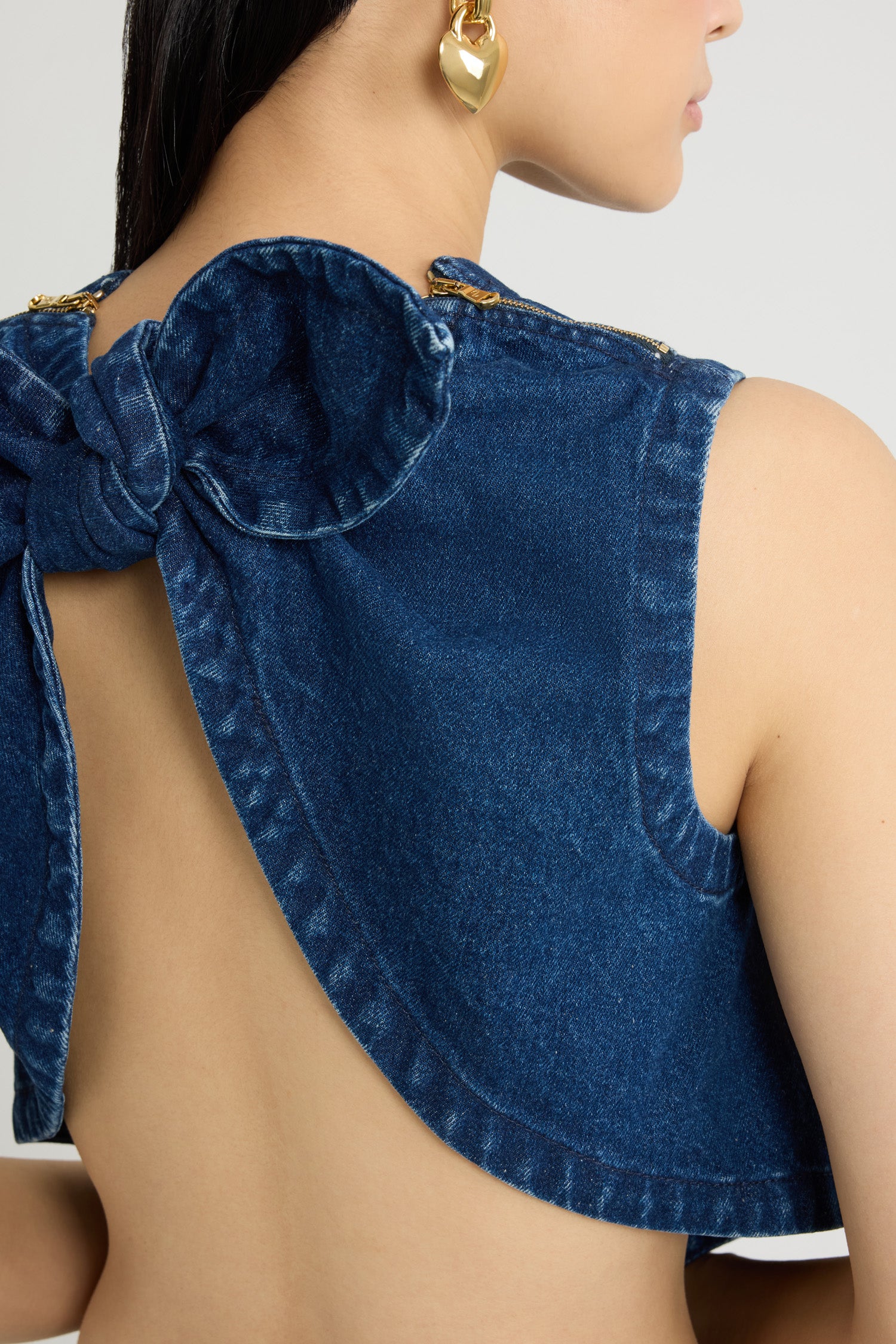 Patou - Schaloberteil aus Baumwolldenim - Ink Blue - Tintenblaues Oberteil aus Baumwolldenim. Gekürzte Länge. Rundhalsausschnitt. Rückenschlitz mit Knotenverschluss oben. Saum mit V-Ausschnitt.