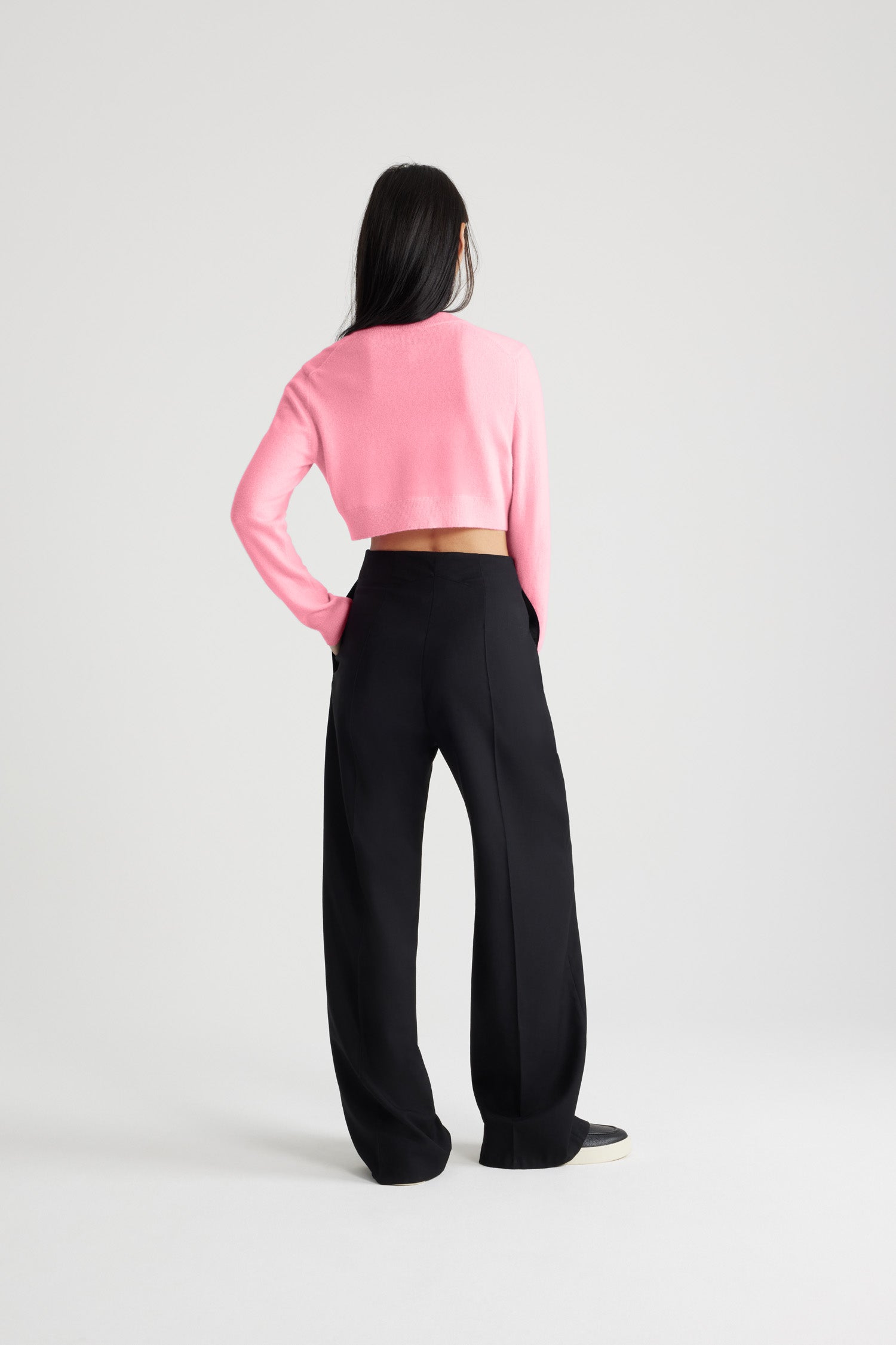 Patou - Pantalone a gamba dritta in lana vergine - Black - Silhouette slanciata e dettagli couture: il pantalone con la P maiuscola.Pantalone a gamba dritta in lana vergine eco-sostenibile nera. Chiusura con bottone oro inciso JP e cerniera davanti. Passanti sul fronte, pince sul retro. Tasche laterali. Foderato.