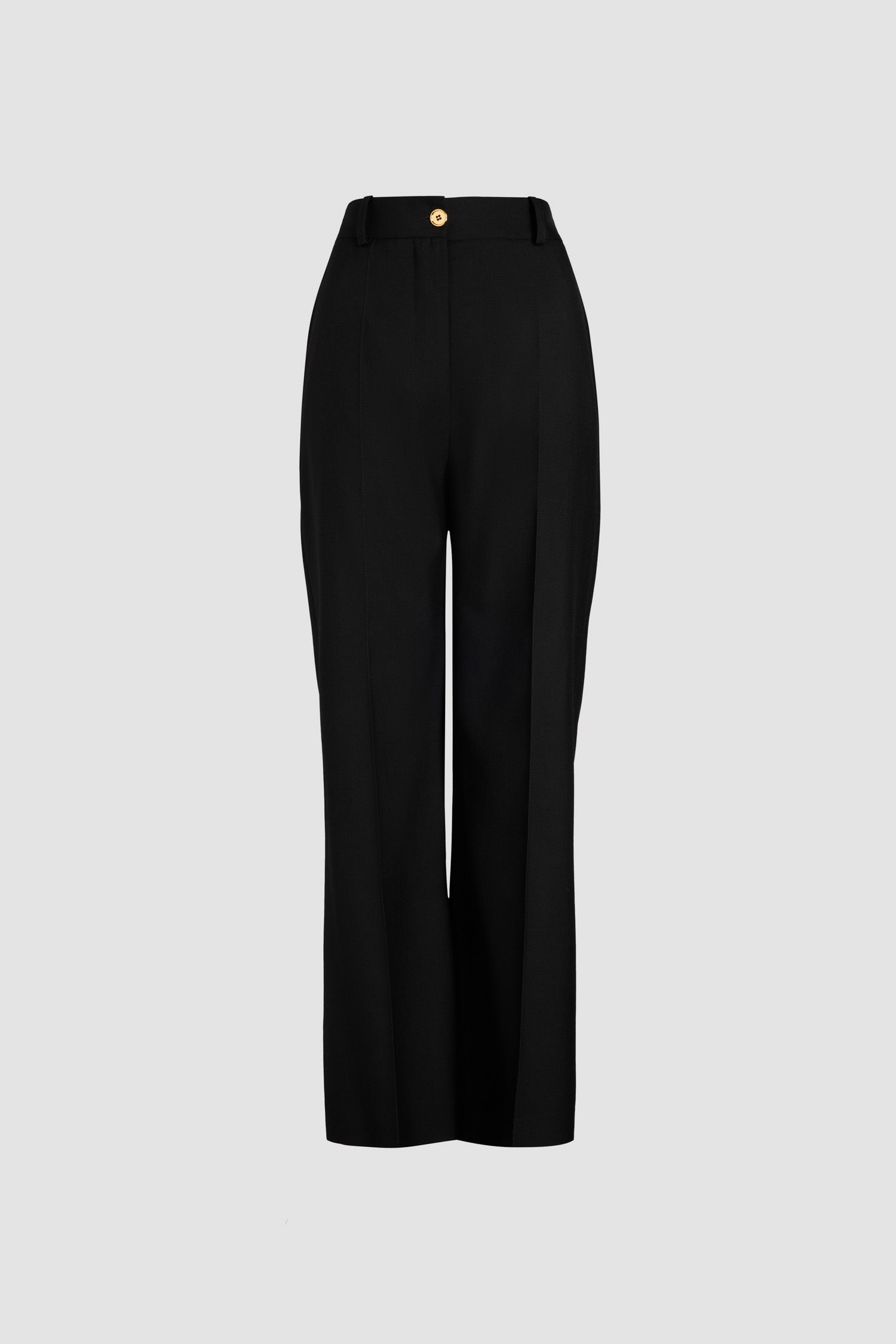 Patou - Pantalone a gamba dritta in lana vergine - Black - Silhouette slanciata e dettagli couture: il pantalone con la P maiuscola.Pantalone a gamba dritta in lana vergine eco-sostenibile nera. Chiusura con bottone oro inciso JP e cerniera davanti. Passanti sul fronte, pince sul retro. Tasche laterali. Foderato.