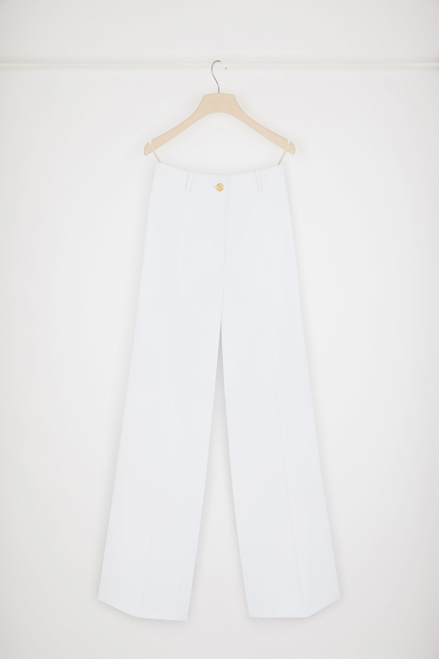 Patou - Iconic long trousers in cotton gabardine - White - Flawless tailoring with a smile: a life in Patou.White cotton gabardine trousers. Iconic Patou silhouette. Long straight fit. Fastens via a gold-tone JP-engraved button and concealed zip at the front. Belt loops, two pockets at the sides. Signature darts at the back.