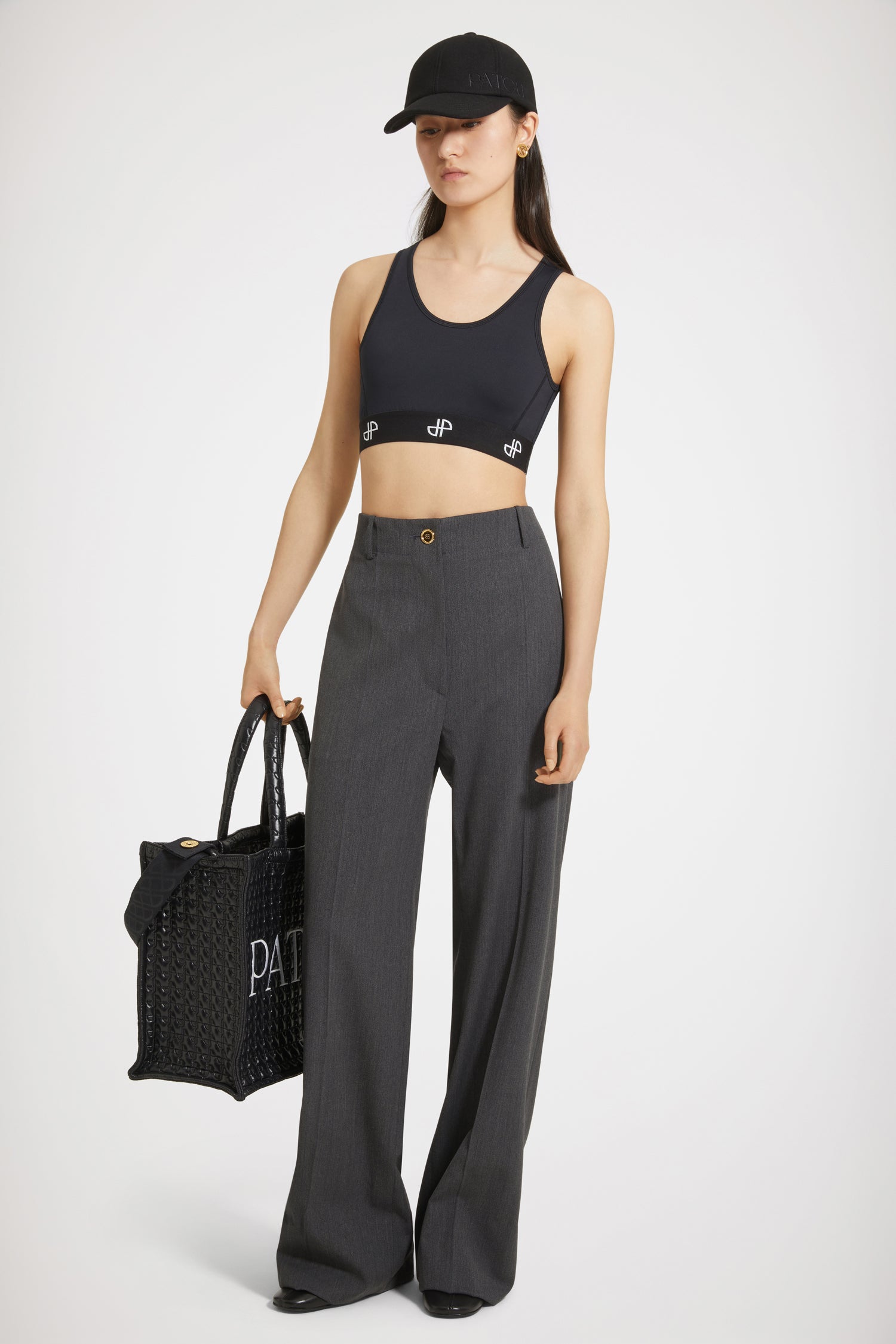 Patou - Ikonische lange Hose aus technischem Wolltwill - Anthracite - Tadellose Schneiderkunst mit einem Lächeln: ein Leben in Patou.Hose aus technischem Wolltwill in Anthrazitgrau. Charakteristische Patou Passform. Langer, gerader Schnitt. Goldfarbener Knopf mit JP-Gravur und verdeckter Reißverschluss vorne. Gürtelschlaufen, zwei Seitentaschen. Charakteristische Abnäher hinten.