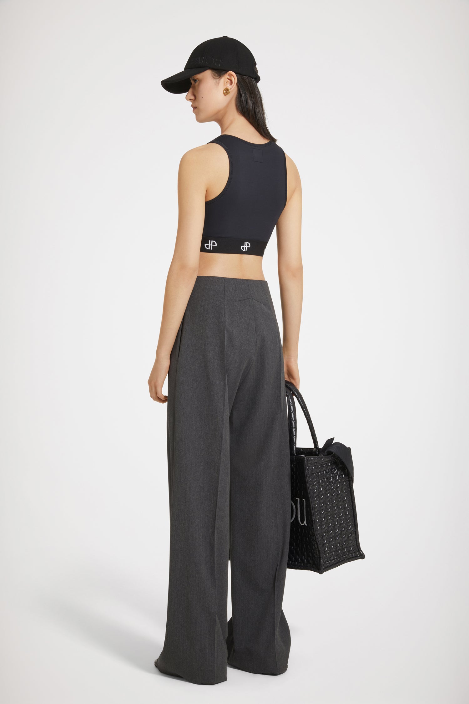Patou - Ikonische lange Hose aus technischem Wolltwill - Anthracite - Tadellose Schneiderkunst mit einem Lächeln: ein Leben in Patou.Hose aus technischem Wolltwill in Anthrazitgrau. Charakteristische Patou Passform. Langer, gerader Schnitt. Goldfarbener Knopf mit JP-Gravur und verdeckter Reißverschluss vorne. Gürtelschlaufen, zwei Seitentaschen. Charakteristische Abnäher hinten.