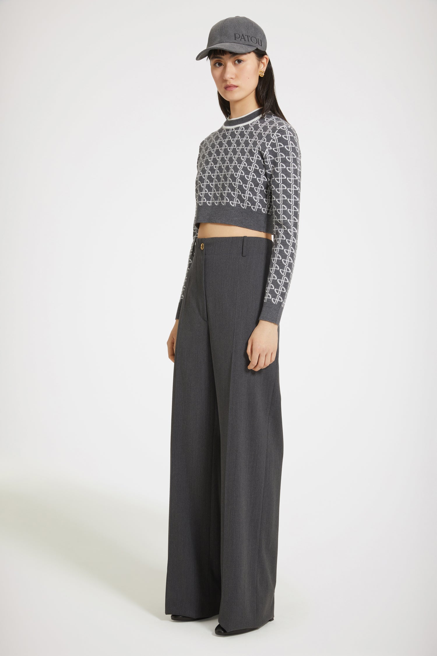 Patou - Ikonische lange Hose aus technischem Wolltwill - Anthracite - Tadellose Schneiderkunst mit einem Lächeln: ein Leben in Patou.Hose aus technischem Wolltwill in Anthrazitgrau. Charakteristische Patou Passform. Langer, gerader Schnitt. Goldfarbener Knopf mit JP-Gravur und verdeckter Reißverschluss vorne. Gürtelschlaufen, zwei Seitentaschen. Charakteristische Abnäher hinten.