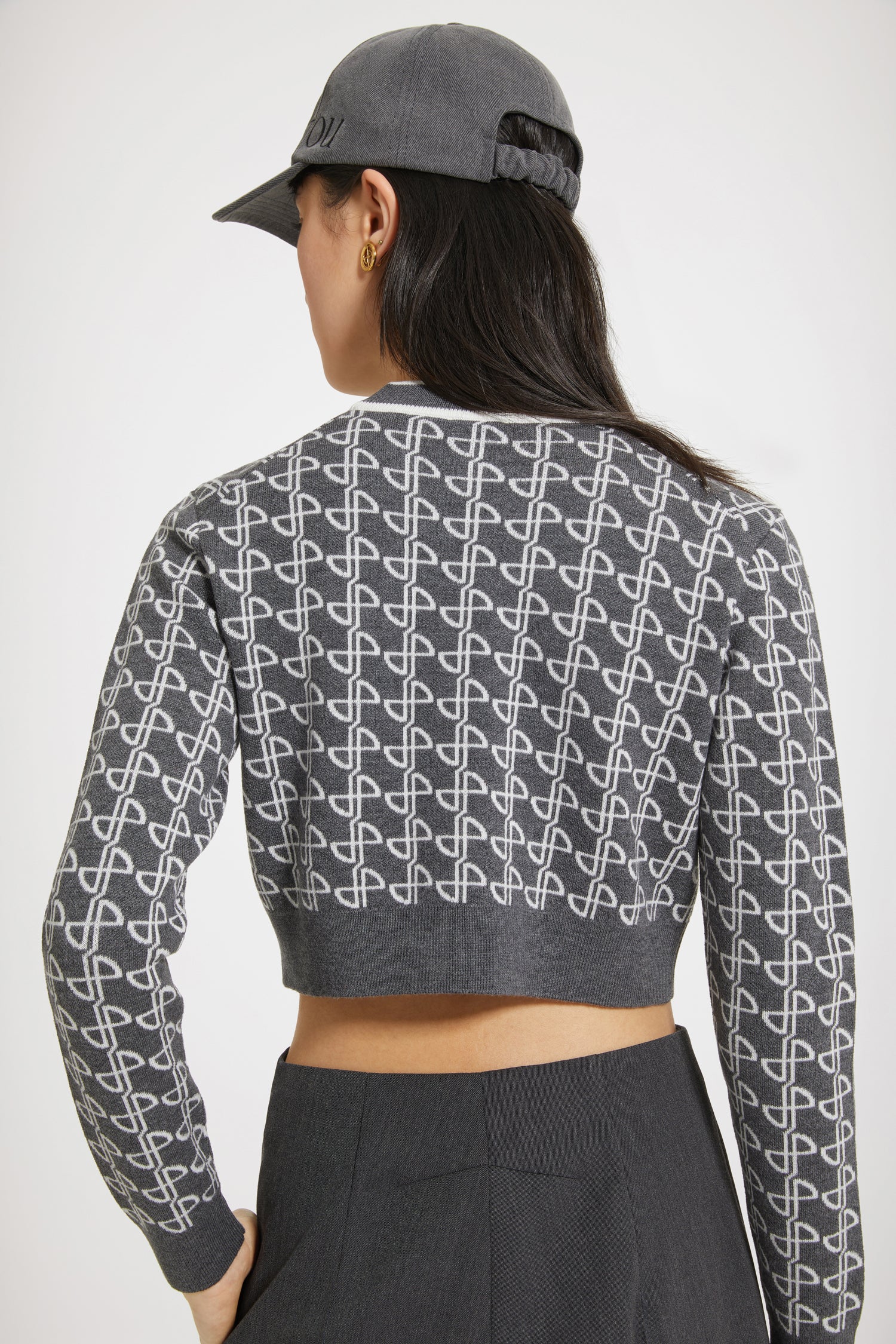 Patou - Ikonische lange Hose aus technischem Wolltwill - Anthracite - Tadellose Schneiderkunst mit einem Lächeln: ein Leben in Patou.Hose aus technischem Wolltwill in Anthrazitgrau. Charakteristische Patou Passform. Langer, gerader Schnitt. Goldfarbener Knopf mit JP-Gravur und verdeckter Reißverschluss vorne. Gürtelschlaufen, zwei Seitentaschen. Charakteristische Abnäher hinten.