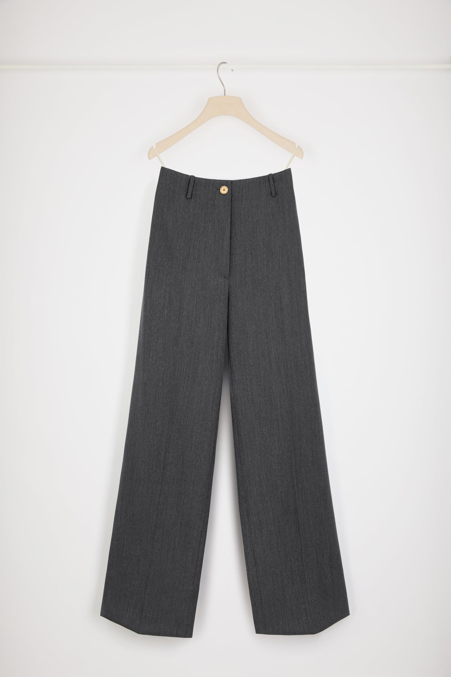 Patou - Ikonische lange Hose aus technischem Wolltwill - Anthracite - Tadellose Schneiderkunst mit einem Lächeln: ein Leben in Patou.Hose aus technischem Wolltwill in Anthrazitgrau. Charakteristische Patou Passform. Langer, gerader Schnitt. Goldfarbener Knopf mit JP-Gravur und verdeckter Reißverschluss vorne. Gürtelschlaufen, zwei Seitentaschen. Charakteristische Abnäher hinten.