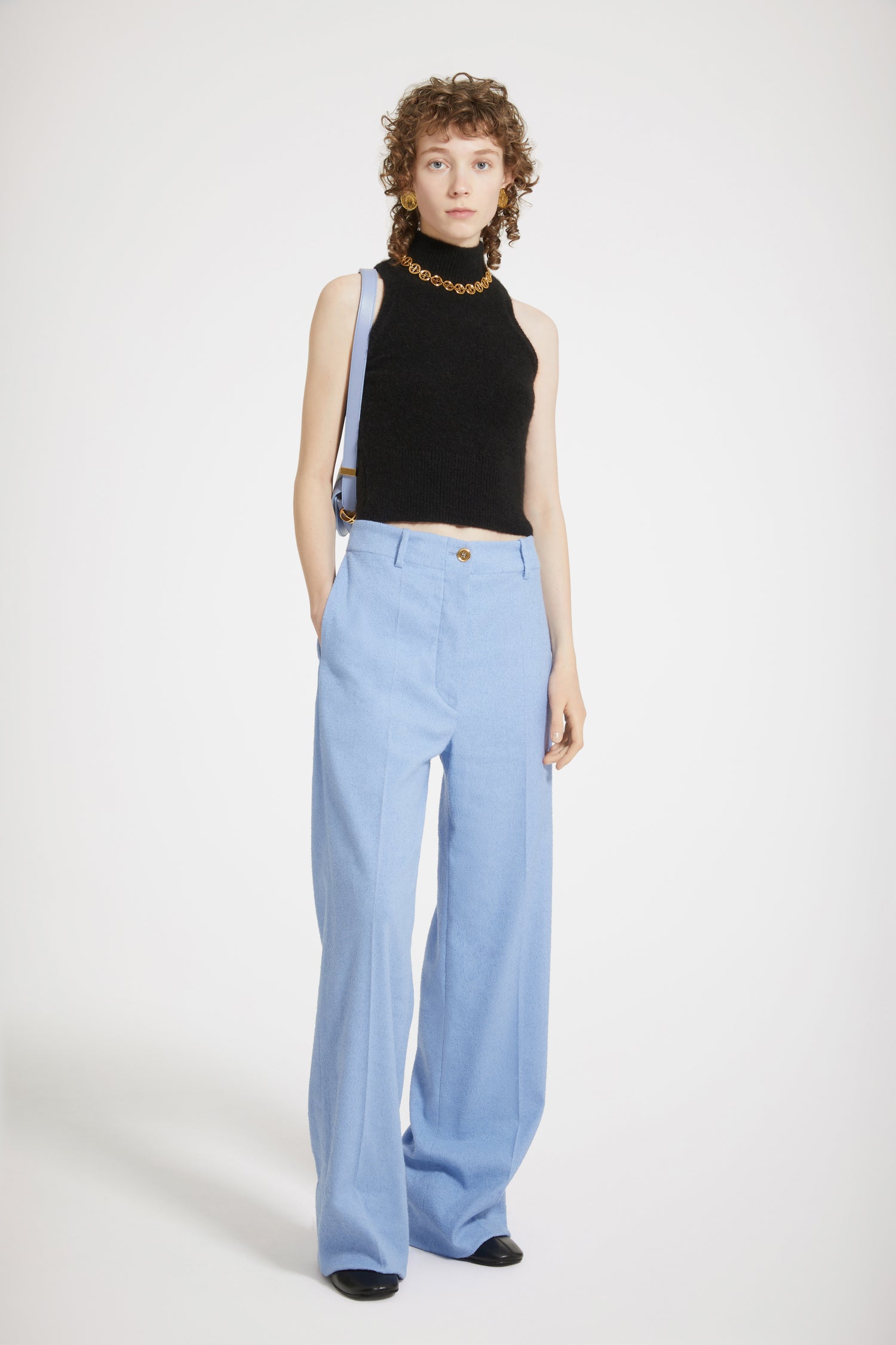Patou - Pantalone iconico in tweed di misto cotone - Ice Blue - Linee couture e gran sorrisi: la vita in Patou!Pantalone in tweed di misto cotone blu ghiacciao. Modello iconico. Gamba dritta. Chiusura con bottone oro inciso JP e zip. Passanti per cinture e tasche laterali. Pinces signature sul retro.
