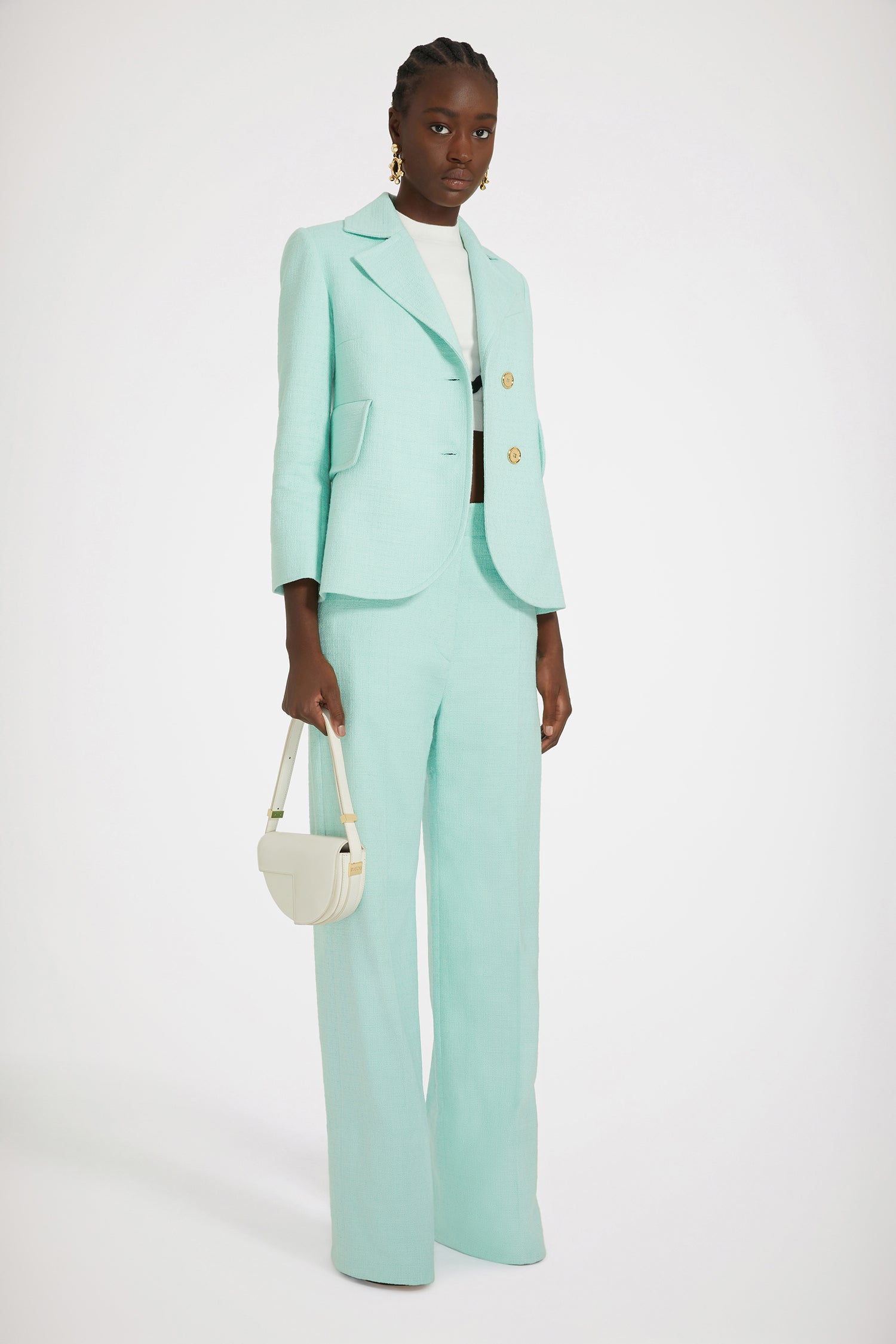 Patou - Ikonische lange Hose aus Baumwolltweed - Mint Green - Tadellose Schneiderkunst mit einem Lächeln: ein Leben in Patou.Hose aus Baumwolltweed in Mintgrün. Charakteristische Patou Passform. Langer, gerader Schnitt. Goldfarbener Knopf mit JP-Gravur und verdeckter Reißverschluss vorne. Gürtelschlaufen, zwei Seitentaschen. Charakteristische Abnäher hinten.