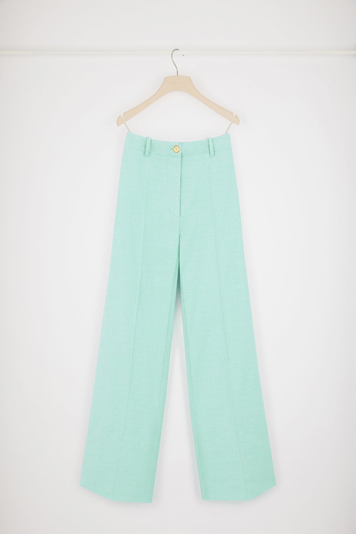Patou - Pantalone iconico in tweed di cotone - Mint Green - Linee couture e gran sorrisi: la vita in Patou!Pantalone in tweed di cotone verde menta. Modello iconico. Gamba dritta. Chiusura con bottone oro inciso JP e zip. Passanti per cinture e tasche laterali. Pinces signature sul retro.