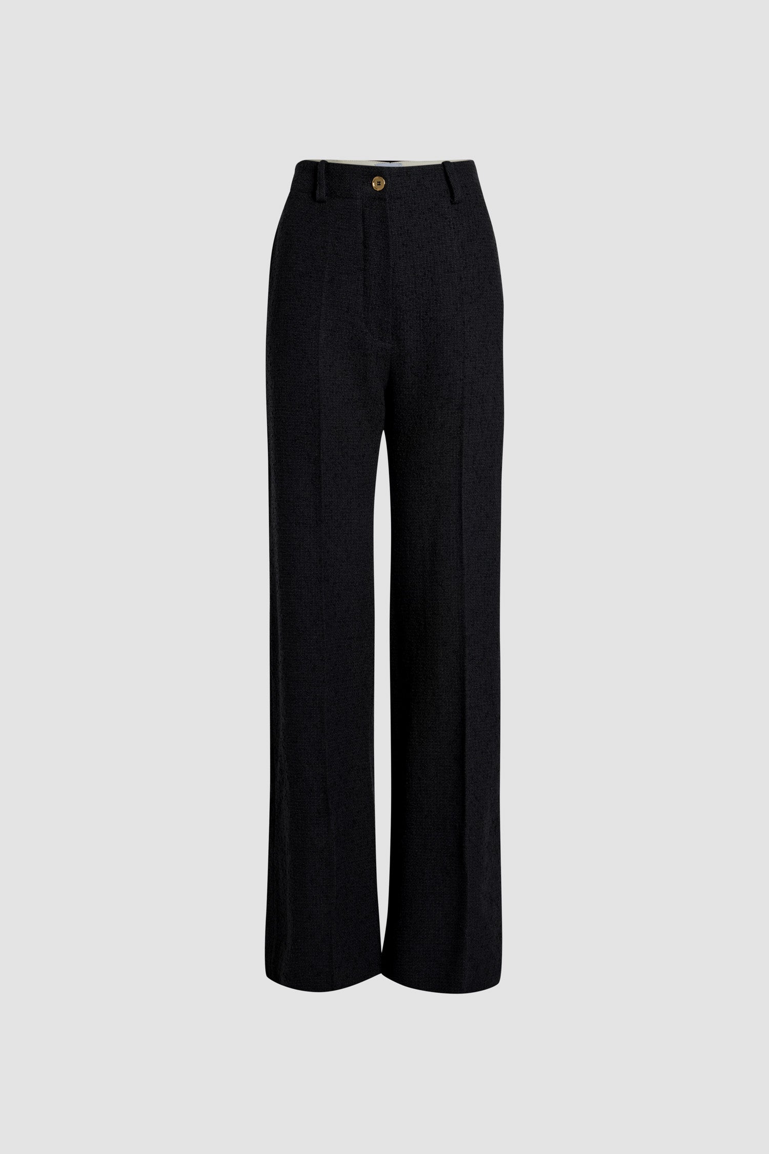 Patou - Pantalone iconico in tweed di lana ecosostenibile e cotone bio - Black - Pantalone in tweed di lana ecosostenibile e cotone bio nero. Modello iconico. Gamba dritta. Chiusura con bottone oro inciso JP e zip sul davanti. Passanti per cinture e tasche laterali. Pinces signature sul retro.