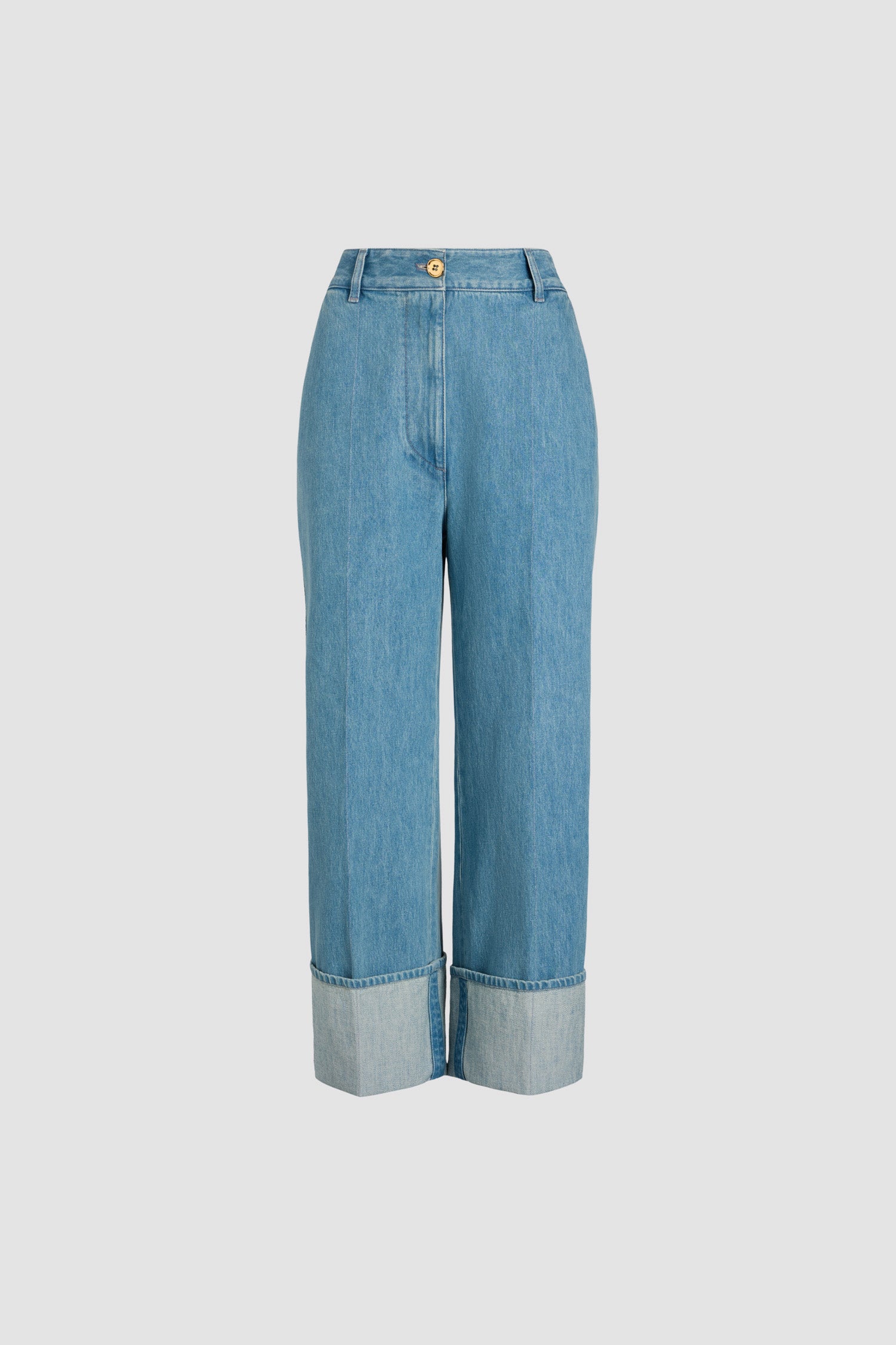 Patou - Pantalone iconico in denim bio con risvolto - Ice Blue - Oro e risvolto reinventano il denim.Pantalone in denim bio blu ghiacciaio. Modello iconico a gamba dritta con maxi risvolto. Cuciture a contrasto. Chiusura con bottone oro inciso JP e cerniera davanti. Passanti sul fronte, pince sul retro. Tasche laterali.Questo pantalone s'indossa sui fianchi. Se si sceglie d'indossarlo alto in vita, si consiglia di scegliere una taglia più piccola.
