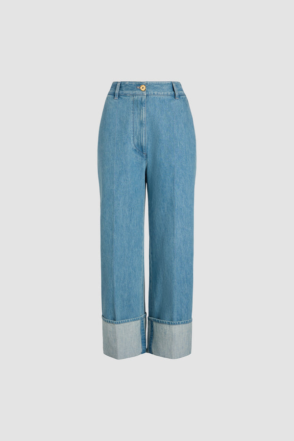 Patou - Pantalon iconique à revers en denim bio - Ice Blue - Le denim se pare d'or et d'ourlets.Pantalon en denim bio bleu glacier. Modèle iconique à jambe droite. Surpiqûres en contraste. Fermeture par bouton doré gravé JP et zip à l’avant. Passants de ceinture à l’avant et poches latérales. Pinces à l'arrière. Revers exagéré.Ce pantalon se porte sur les hanches. Si vous souhaitez le porter taille haute, nous vous conseillons de prendre une taille en-dessous de votre taille habituelle.