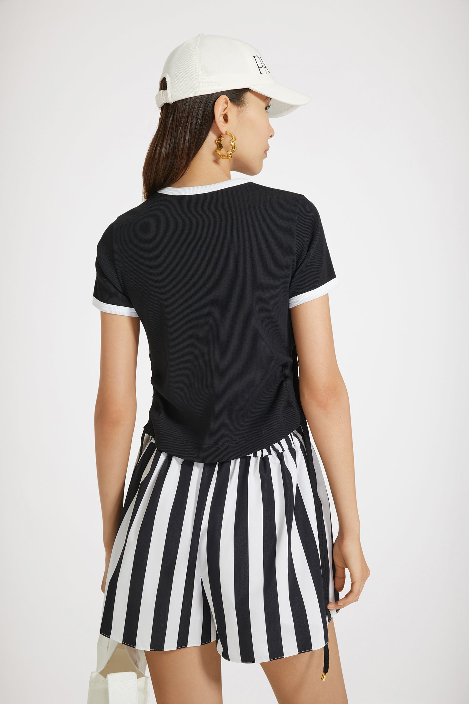 Patou - Boxershorts aus bedruckter Baumwolle - Mix Black Large Stripes - Ein Eleganz-Upgrade für die Boxershorts.Shorts aus Baumwollpopeline in Schwarz und Weiß. Gemischte Streifen. Boxershorts-Passform. Elastischer Taillenbund mit zwei Knöpfen mit JP-Gravur. Seitentaschen. Patou-Stickerei am Saum.