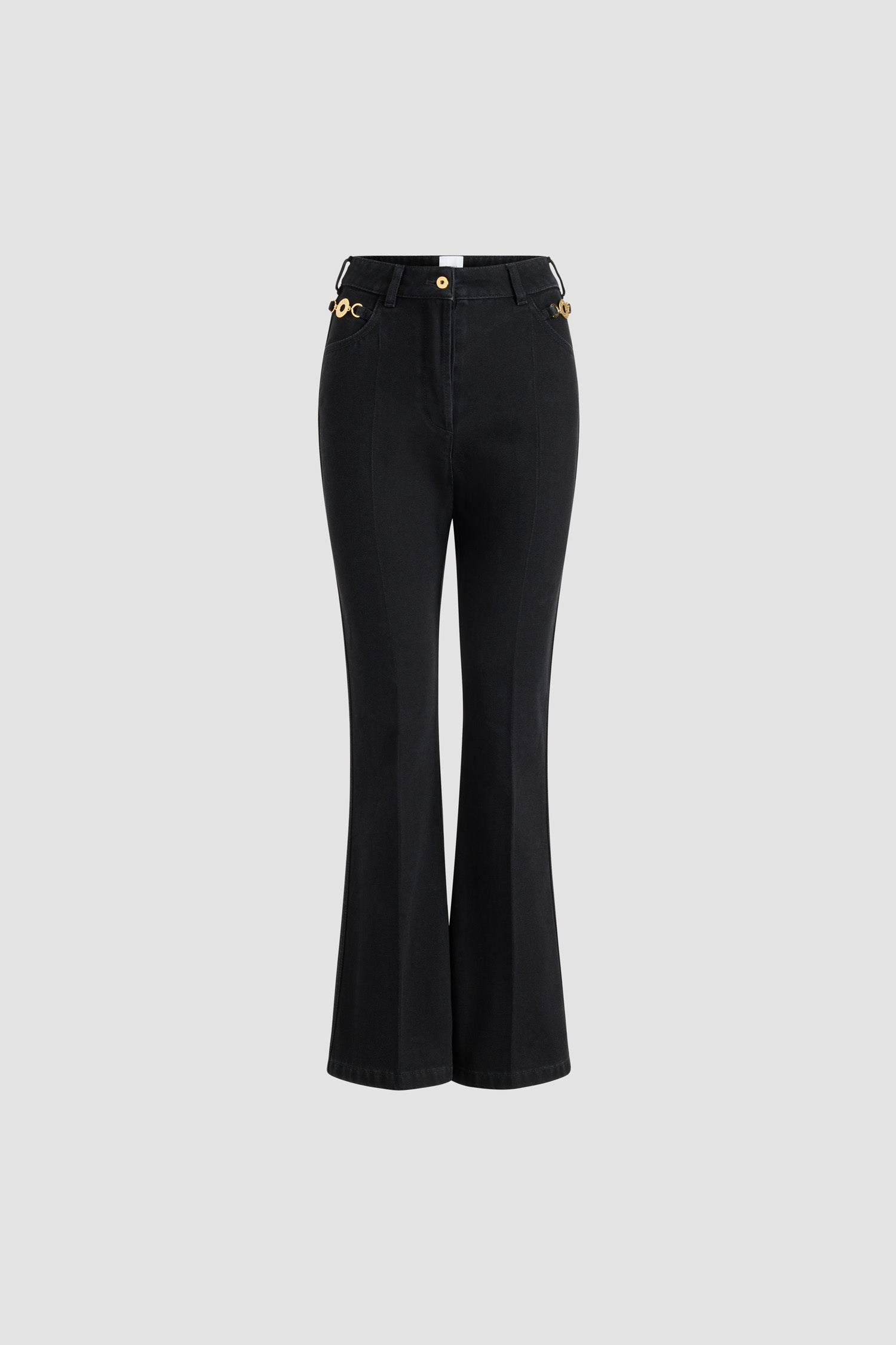 Patou - Hose mit ausgestelltem Bein aus Bio-Baumwolldenim - Khol Stone - Hose aus Bio-Baumwolldenim in Khol-Schwarz. Ausgestelltes Bein. Mittelhoher Bund. Goldfarbener Knopf mit Patou Gravur vorne. Gürtelschlaufen. Patou-Stickerei am Taillenbund. Abnäher und Falte vorne und hinten. Zwei Taschen mit abnehmbaren, goldfarbenen Verzierungen mit Patou-Gravur auf der Vorderseite. Charakteristischer Rundsaum hinten.Dieses Modell weist eine enge Passform an der Taille auf.
