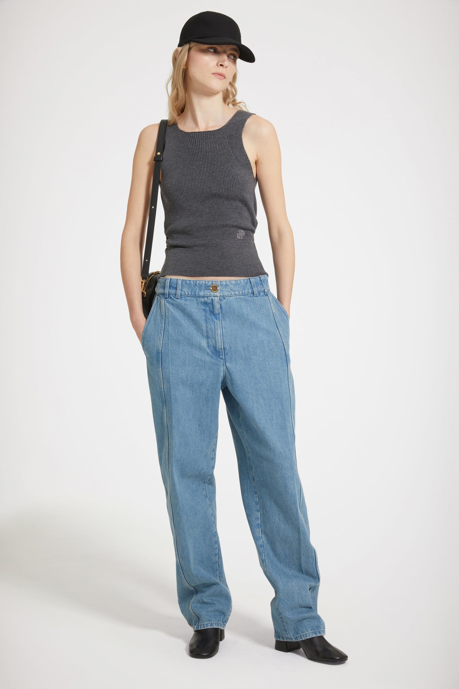 Patou - Pantalone cargo in denim bio - Ice Blue - Il cargo chic e cool delle filles en Patou.Pantalone in denim bio blu ghiacciao. Lavaggio laser sostenibile. Modello a ispirazione cargo. Vita bassa. . Bottone oro inciso Patou. Passanti per cintura. Logo Patou ricamato in vita. Pinces e pieghe davanti e sul retro. Tasche sul davanti con medaglioni oro incisi Patou. Cucitura curva signature sul retro. Modello a vita bassa dalla vestibilità larga.