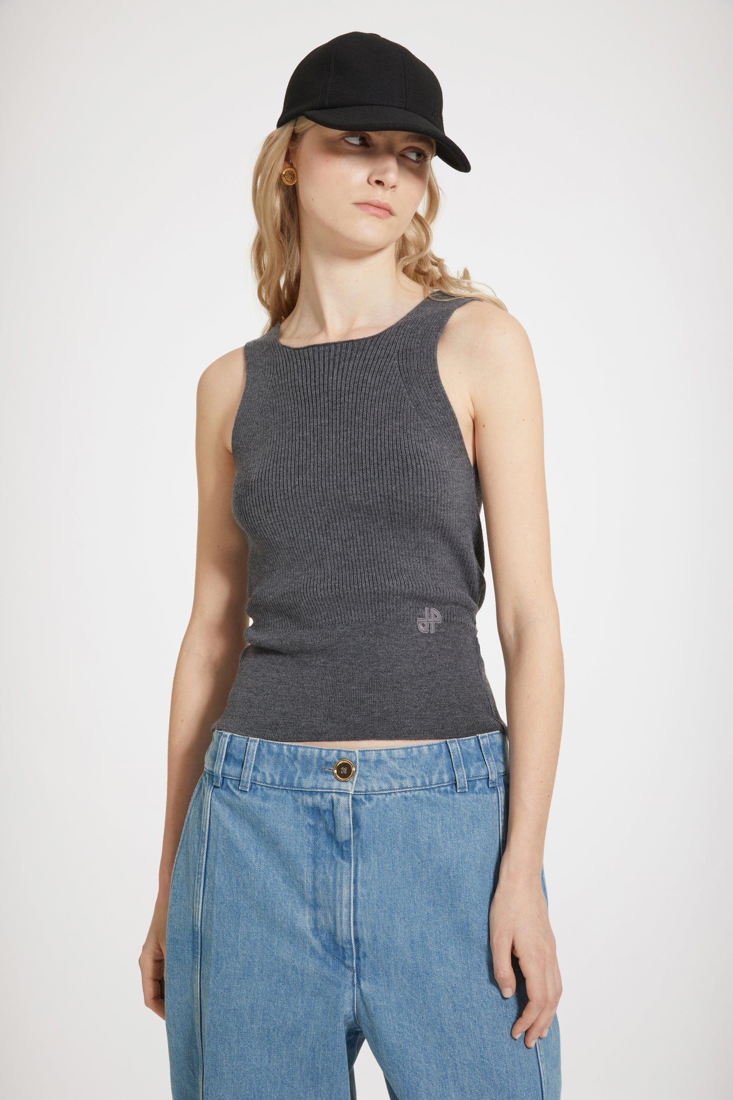 Patou - Pantalone cargo in denim bio - Ice Blue - Il cargo chic e cool delle filles en Patou.Pantalone in denim bio blu ghiacciao. Lavaggio laser sostenibile. Modello a ispirazione cargo. Vita bassa. . Bottone oro inciso Patou. Passanti per cintura. Logo Patou ricamato in vita. Pinces e pieghe davanti e sul retro. Tasche sul davanti con medaglioni oro incisi Patou. Cucitura curva signature sul retro. Modello a vita bassa dalla vestibilità larga.