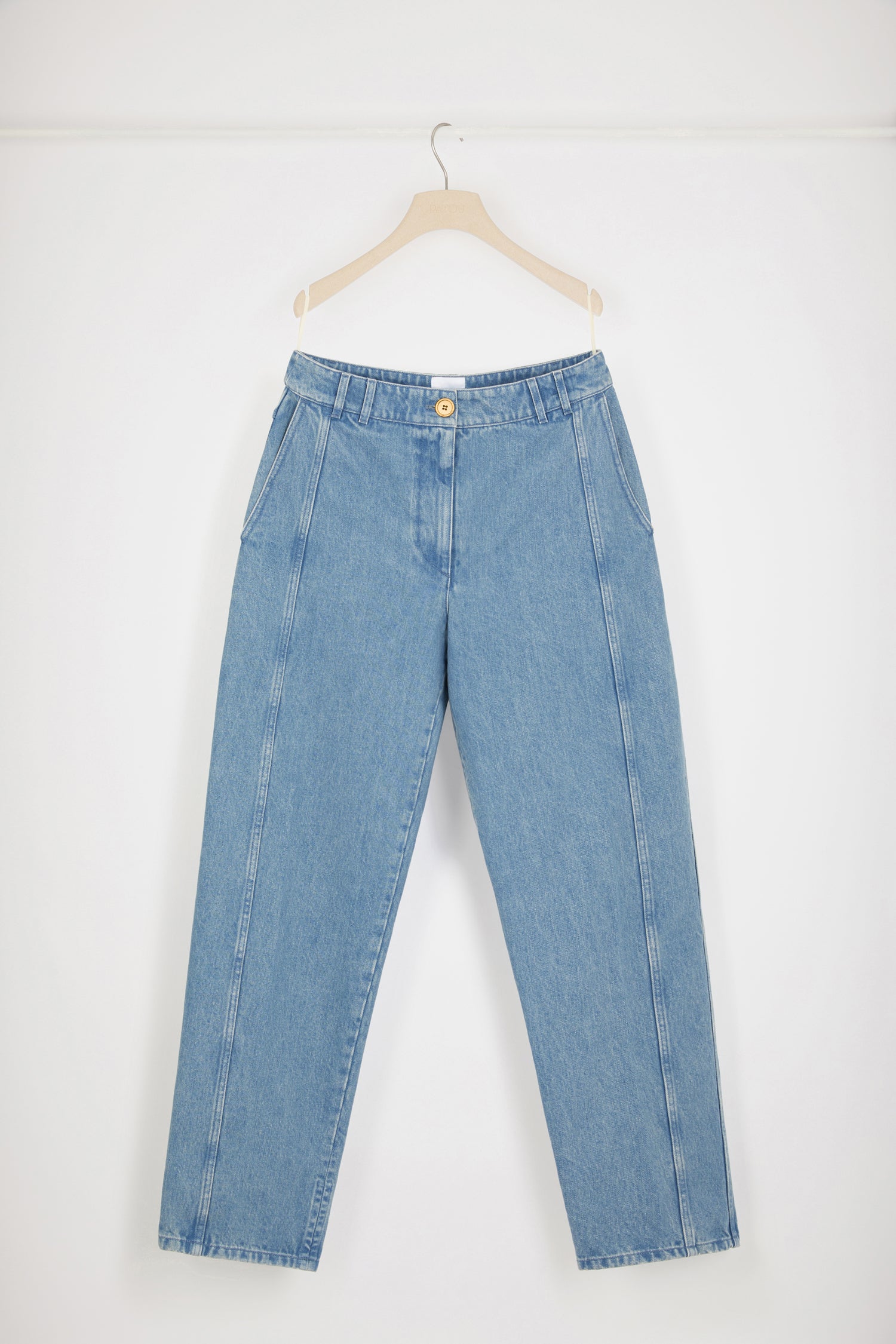 Patou - Pantalone cargo in denim bio - Ice Blue - Il cargo chic e cool delle filles en Patou.Pantalone in denim bio blu ghiacciao. Lavaggio laser sostenibile. Modello a ispirazione cargo. Vita bassa. . Bottone oro inciso Patou. Passanti per cintura. Logo Patou ricamato in vita. Pinces e pieghe davanti e sul retro. Tasche sul davanti con medaglioni oro incisi Patou. Cucitura curva signature sul retro. Modello a vita bassa dalla vestibilità larga.