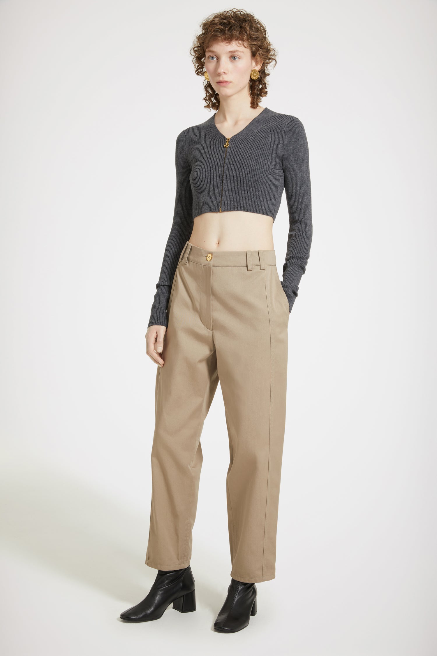 Patou - Pantalone cargo in cotone bio - Parchment - Il cargo chic e cool delle filles en Patou.Pantalone in gabardine di cotone bio beige pergamena. Modello a ispirazione cargo. Vita bassa. . Bottone oro inciso Patou. Passanti per cintura. Logo Patou ricamato in vita. Pinces e pieghe davanti e sul retro. Tasche sul davanti con medaglioni oro incisi Patou. Cucitura curva signature sul retro. Modello a vita bassa dalla vestibilità larga.