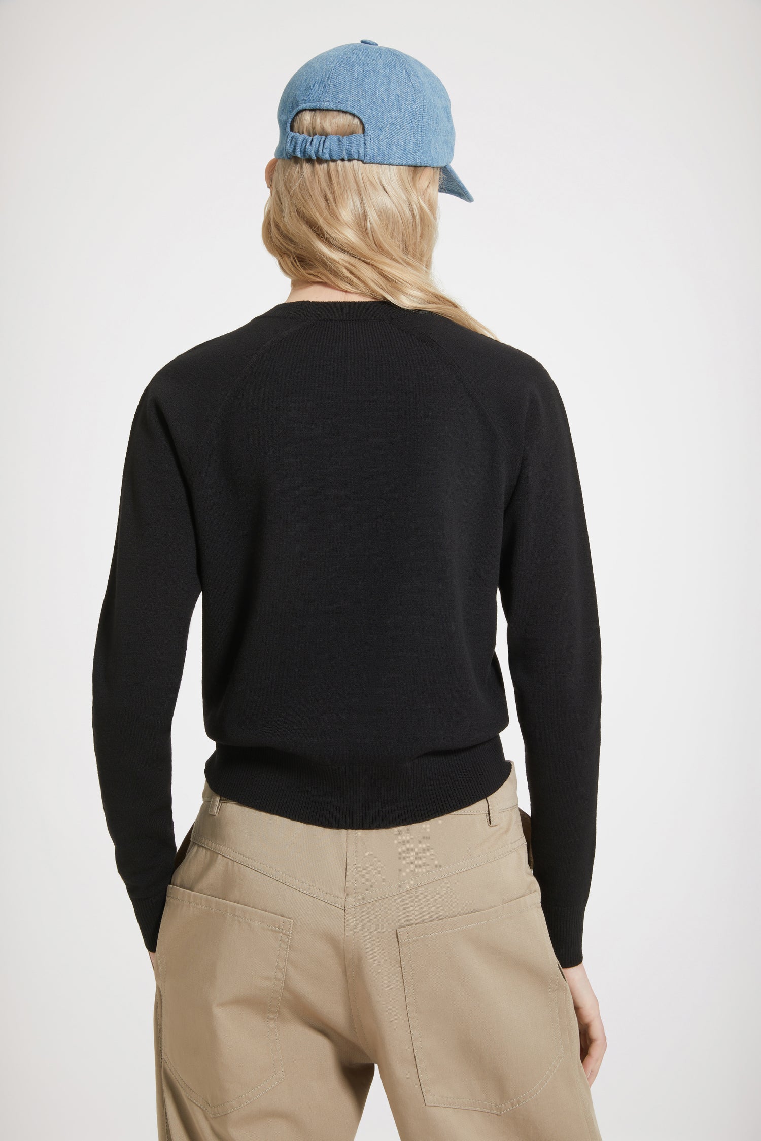 Patou - Pantalon cargo en coton bio - Parchment - Le cargo s'invite dans le vestiaire Patou.Pantalon en gabardine de coton bio beige parchemin. Modèle d'inspiration cargo. Taille basse. Bouton doré gravé Patou. Passants de ceinture. Patou brodé à la ceinture. Détail surpiqué à l'avant. Deux poches latérales, deux poches au dos. Couture arrondie signature au dos.Coupe ample. Se porte taille basse.