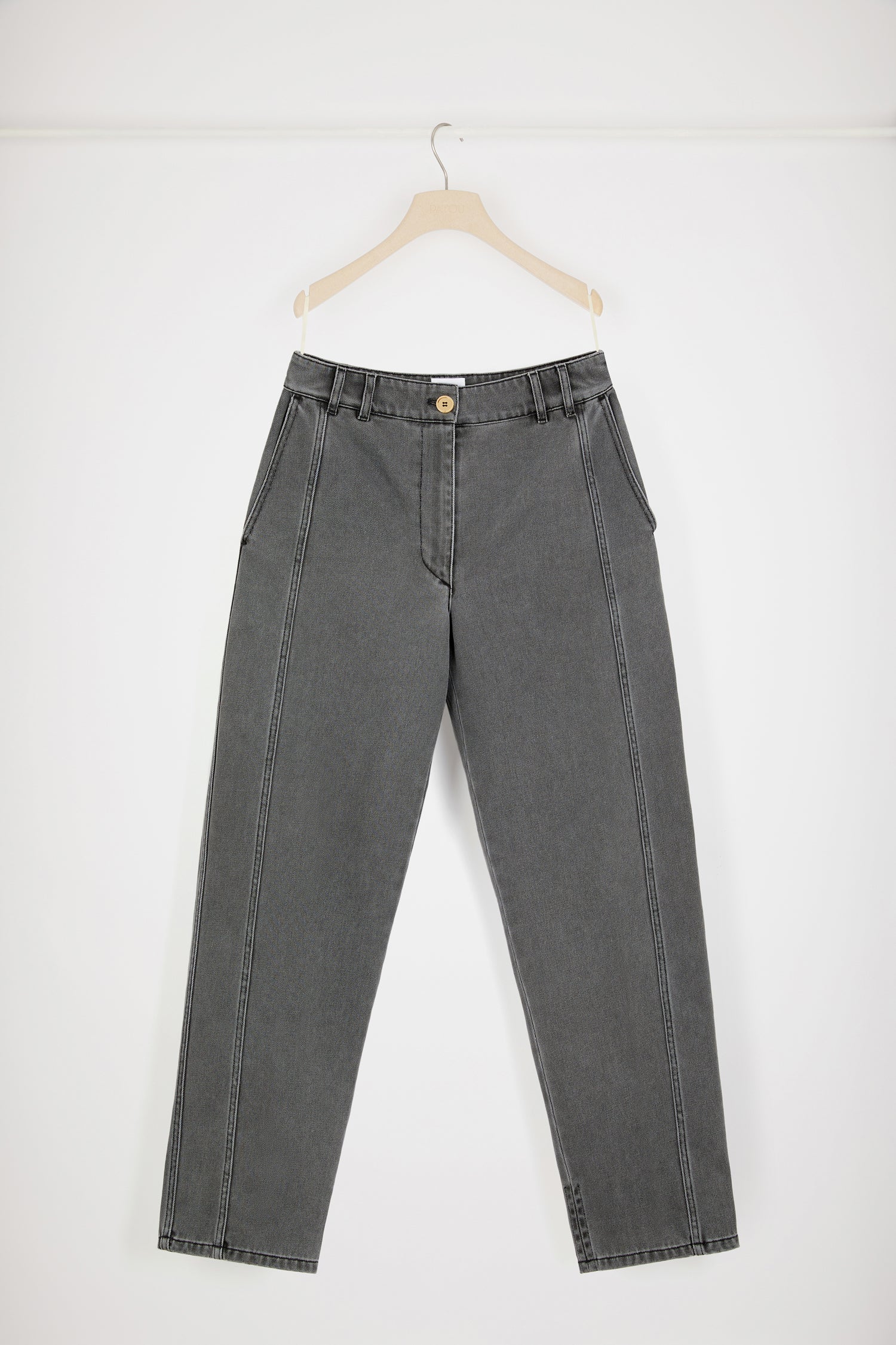 Patou - Pantalon cargo en denim bio - Anthracite - Le cargo s'invite dans le vestiaire Patou.Pantalon en denim bio anthracite. Délavage laser éco-responsable. Modèle d'inspiration cargo. Taille basse. Bouton doré gravé Patou. Passants de ceinture. Patou brodé à la ceinture. Détail surpiqué à l'avant. Deux poches latérales, deux poches au dos. Couture arrondie signature au dos. Coupe ample. Se porte taille basse.