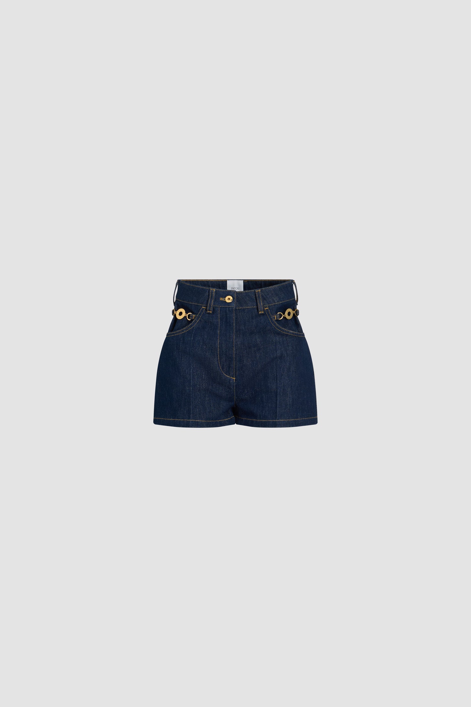 Patou - Pantaloncino mini in denim - Rodeo Blue - Pantaloncino in denim di cotone blu rodeo. Vita alta. Modello corto. Medaglione oro inciso con il logo JP sul davanti. Bottone oro inciso con il logo JP. Passanti per cintura. Tasche ai lati. Logo Patou ricamato in vita. Cucitura a V sul retro.