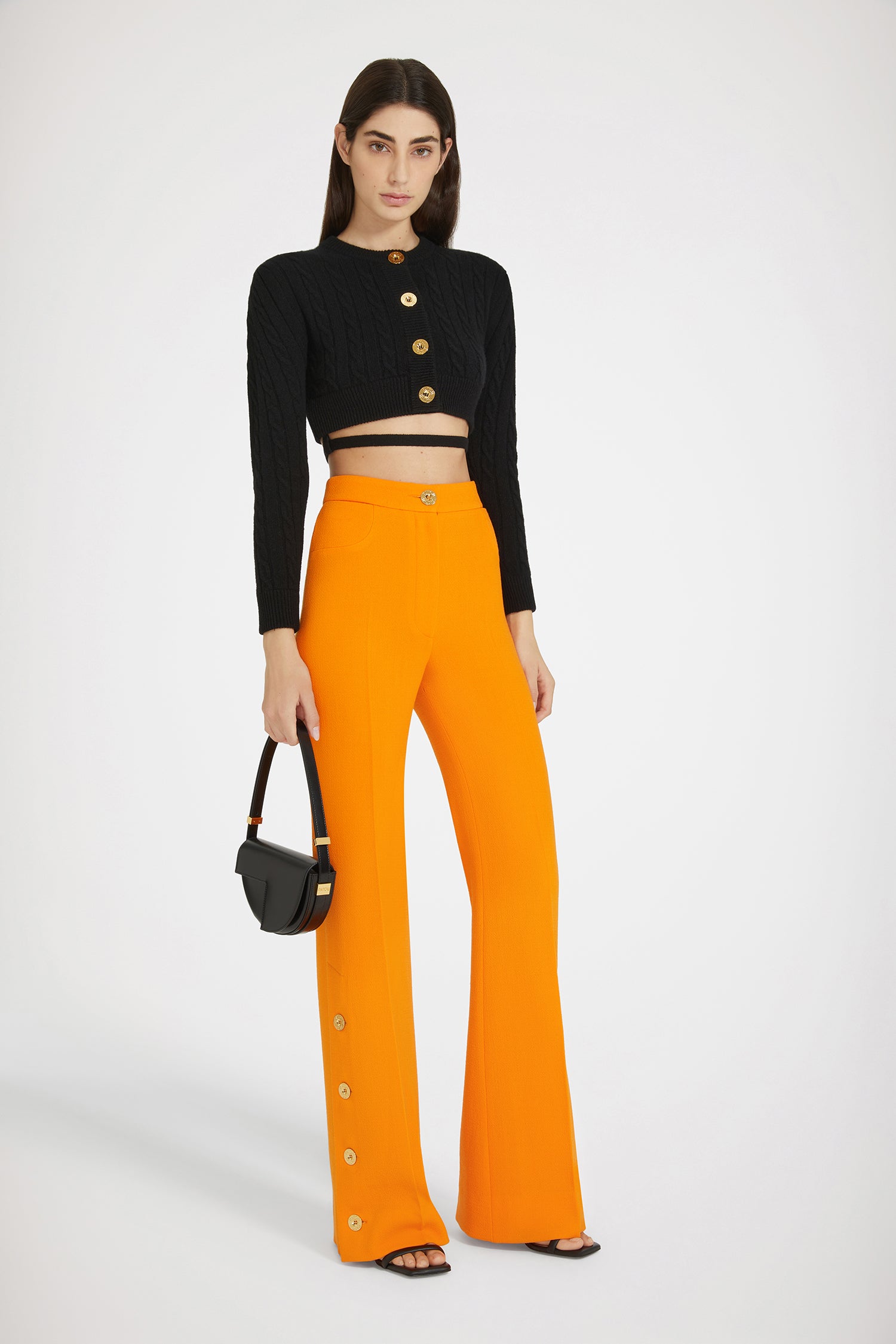 Patou - ウールクレープ ボタンヘム フレアパンツ - Bright Orange - 魅惑のセーラースタイル。ブライトオレンジのダブルウールクレープ製パンツ。フレアーカット。ハイライズ。ゴールドトーンのPatouエングレーブ入りボタン。前面にボタン開閉。コンシールファスナー。フロントにカーブポケット。フロントとバックにプリーツ。ボタン付きヘム。長めのデザイン。