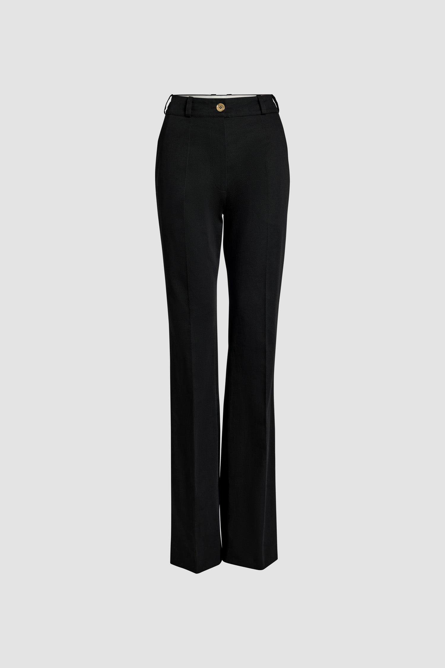 Patou - Hose mit ausgestelltem Bein aus Bio-Baumwolle - Black - Schwarze Hose aus Bio-Baumwollgabardine. Ausgestelltes Bein. Hoher Taillenbund. Gürtelschlaufen. Goldfarbener Knopf mit JP-Gravur und verdeckter Reißverschluss vorne. Zwei Seitentaschen. Bügelfalten auf der Vorderseite.Dieses Modell fällt lang aus.
