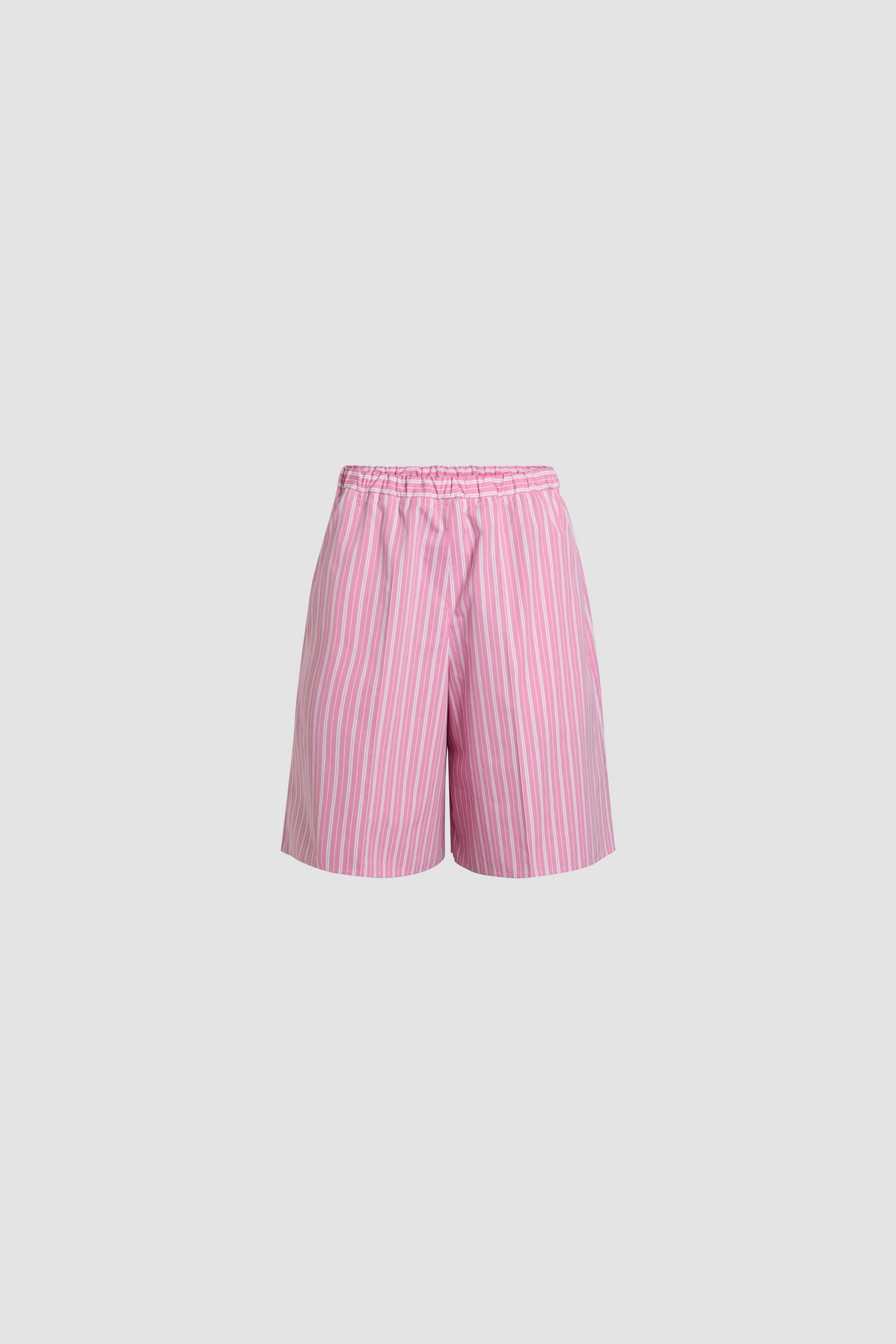 Patou - Lang geschnittene Shorts aus bedruckter, nachhaltiger Baumwolle - Pink Stripes - Rosafarbene Shorts aus nachhaltiger Baumwolle. Gestreiftes Muster. Knielang. Elastischer Taillenbund. Kontrastierender Bund. Zwei Seitentaschen.