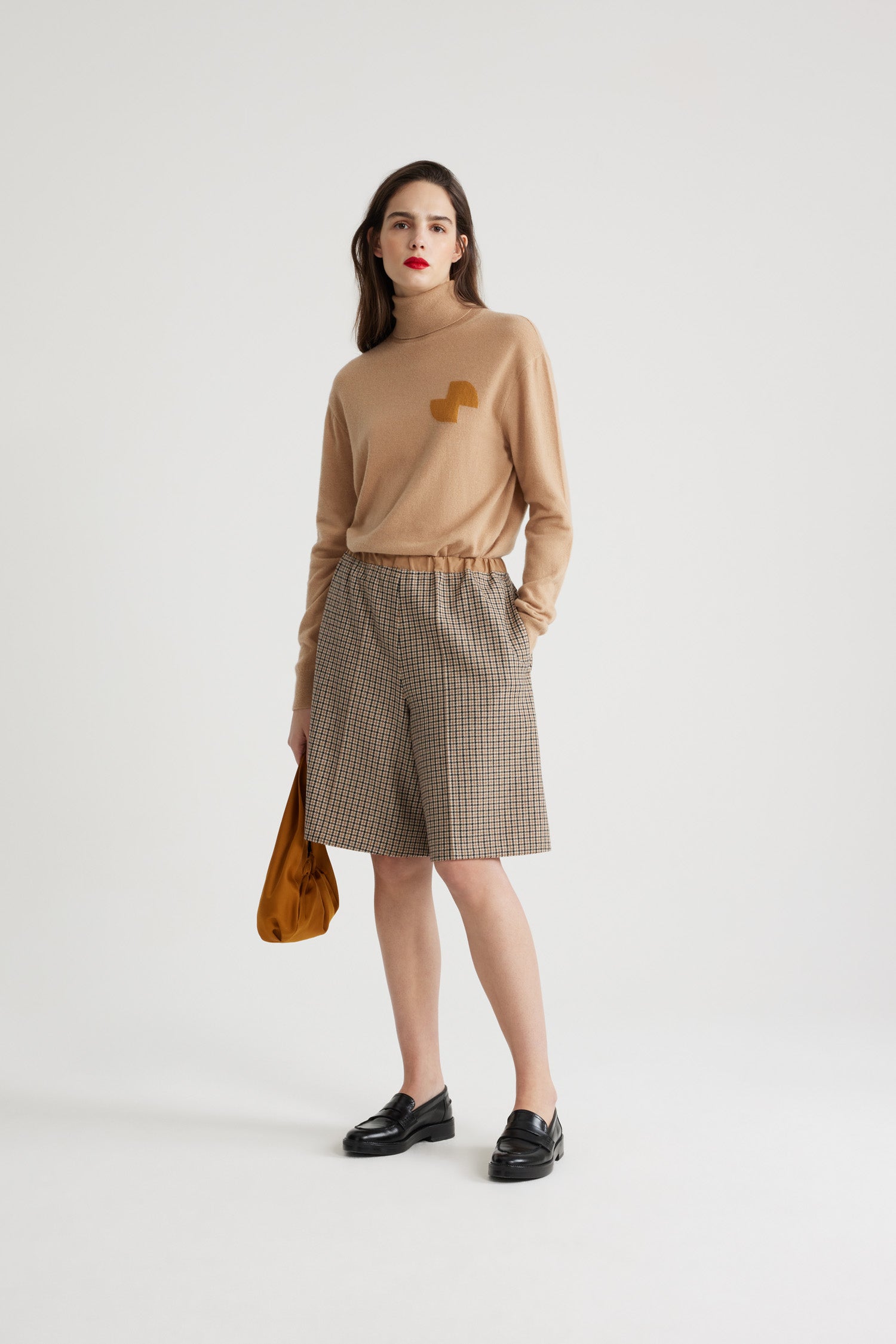 Patou - Bermuda in misto lana riciclata - Houndstooth - Bermuda in misto lana riciclata. Fantasia pied-de-poule. Lunghezza al ginocchio. Vita elasticizzata in faglia. Tasche ai lati. Pieghe sul davanti.